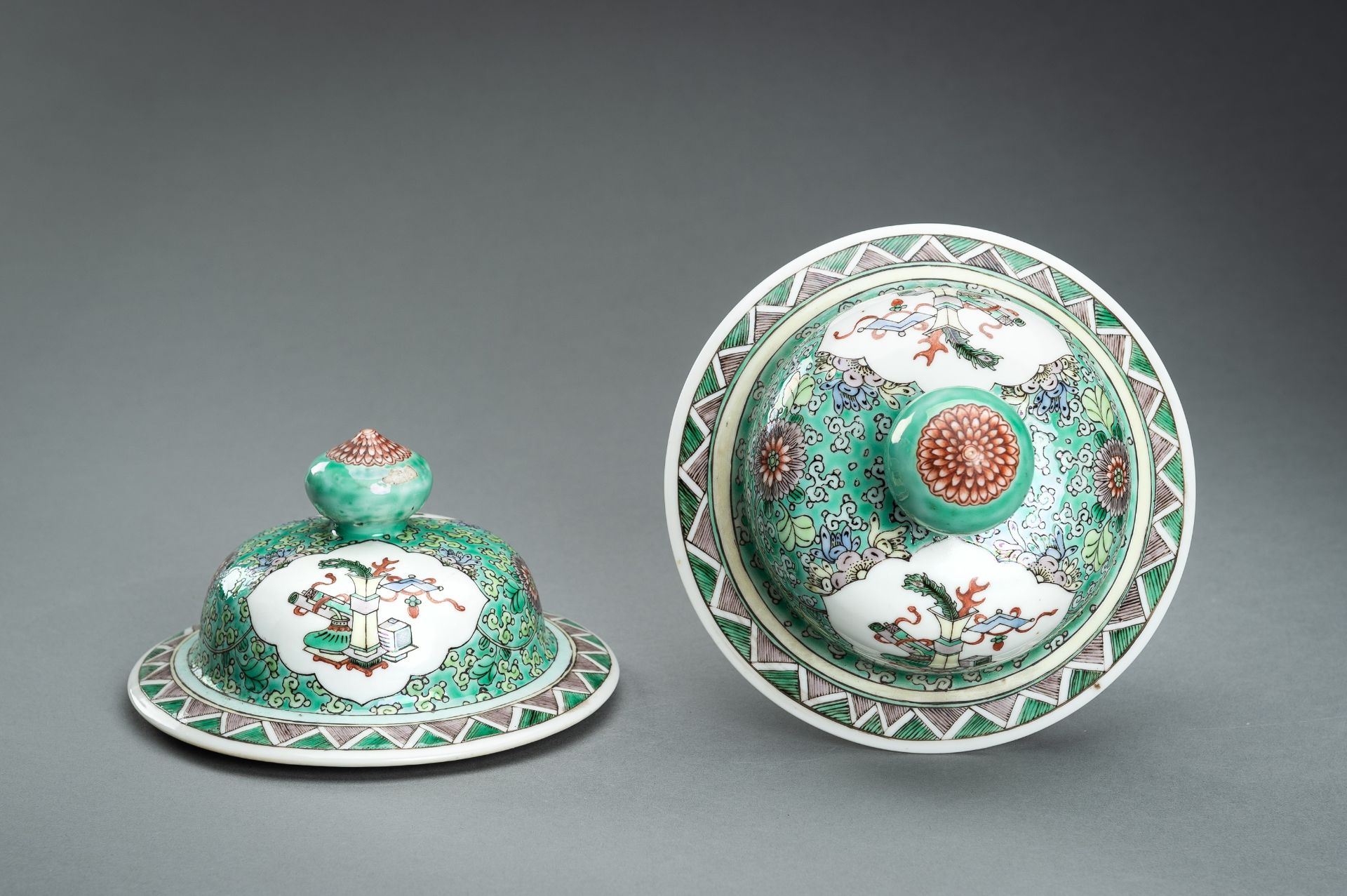 A LARGE PAIR OF FAMILLE VERTE PORCELAIN VASES WITH COVERS, 19th CENTURY - Image 19 of 24