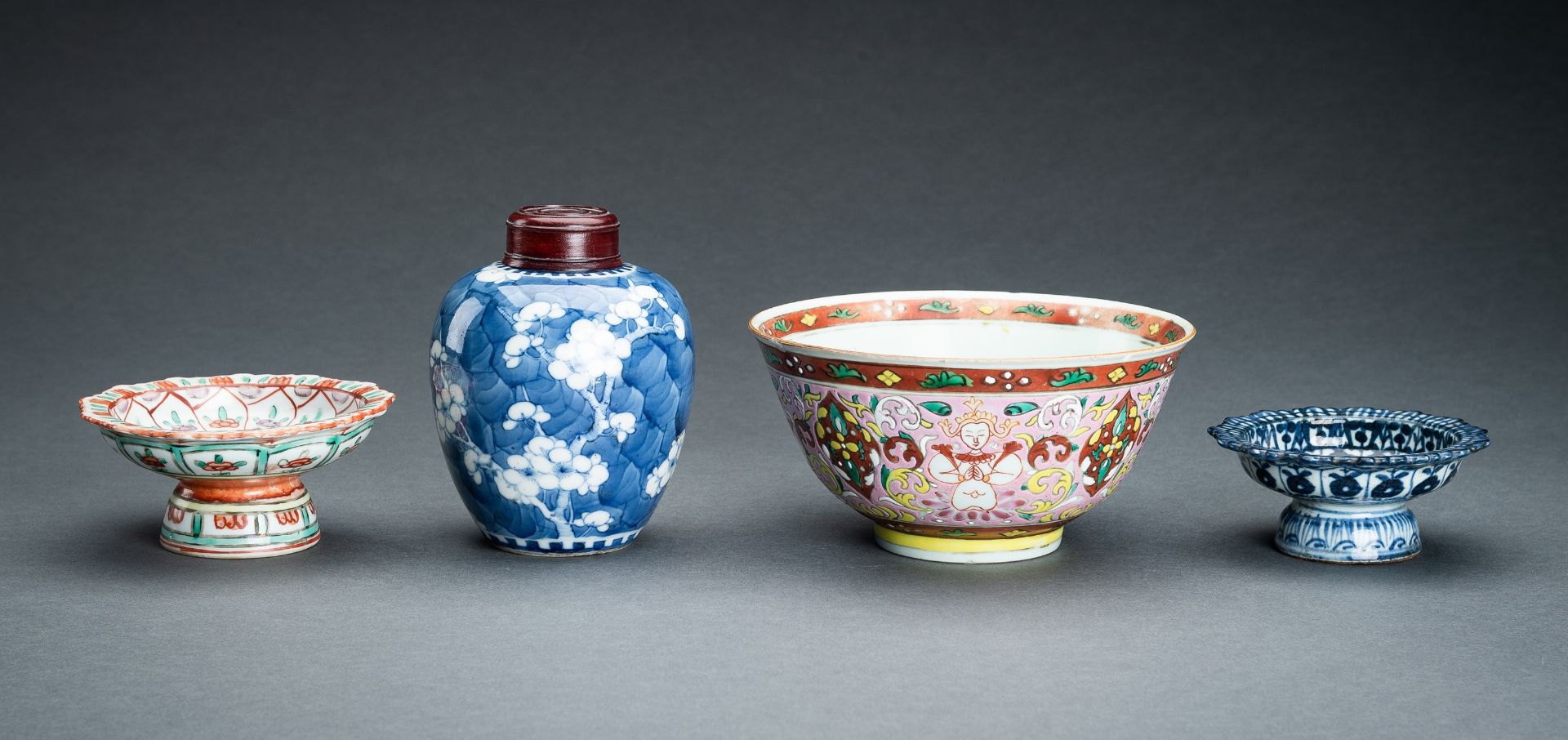 A GROUP OF FOUR PORCELAIN ITEMS, QING