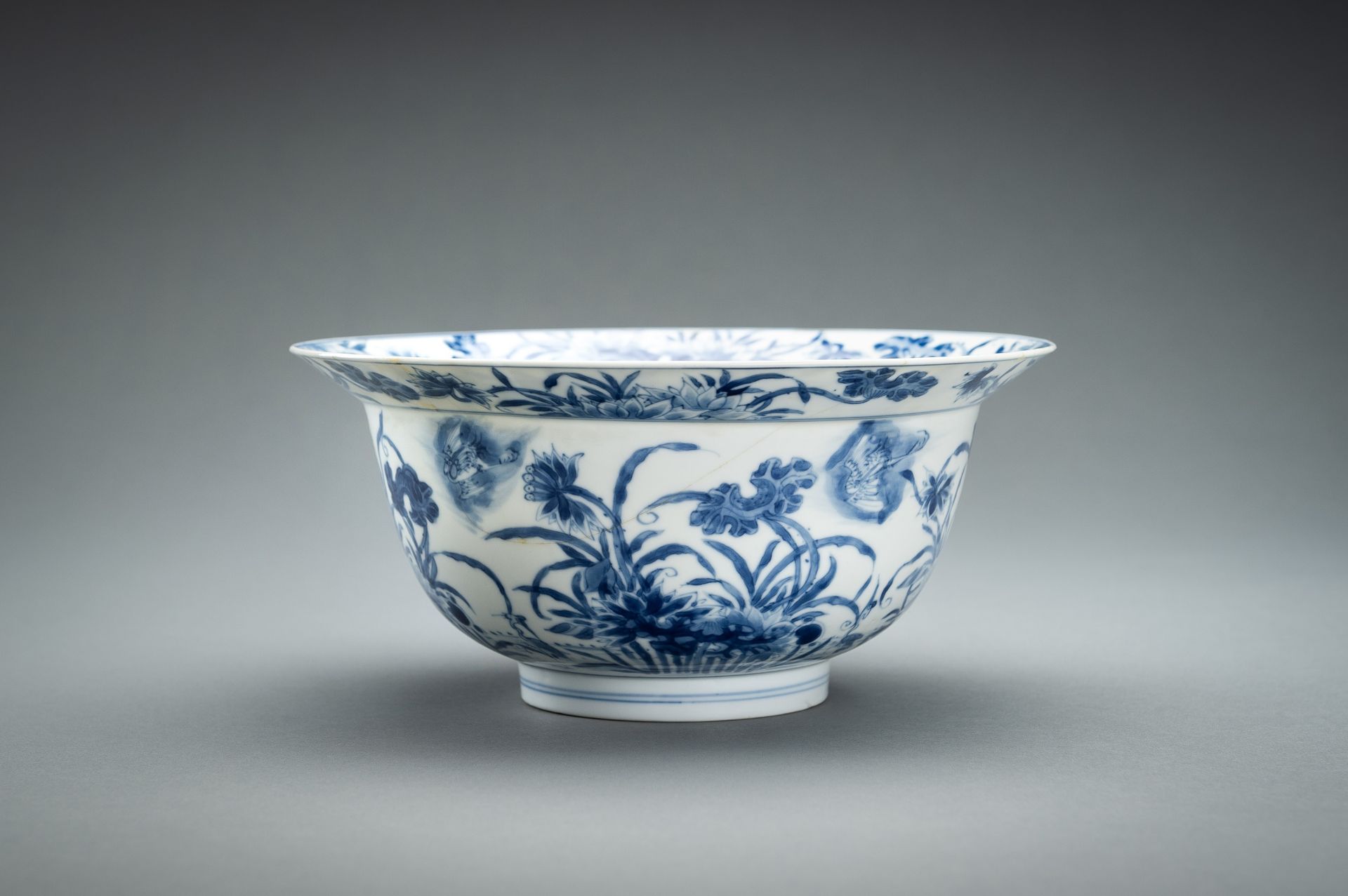 A BLUE AND WHITE PORCELAIN 'FLOWERS AND CRANES' BOWL, KANGXI - Bild 11 aus 17