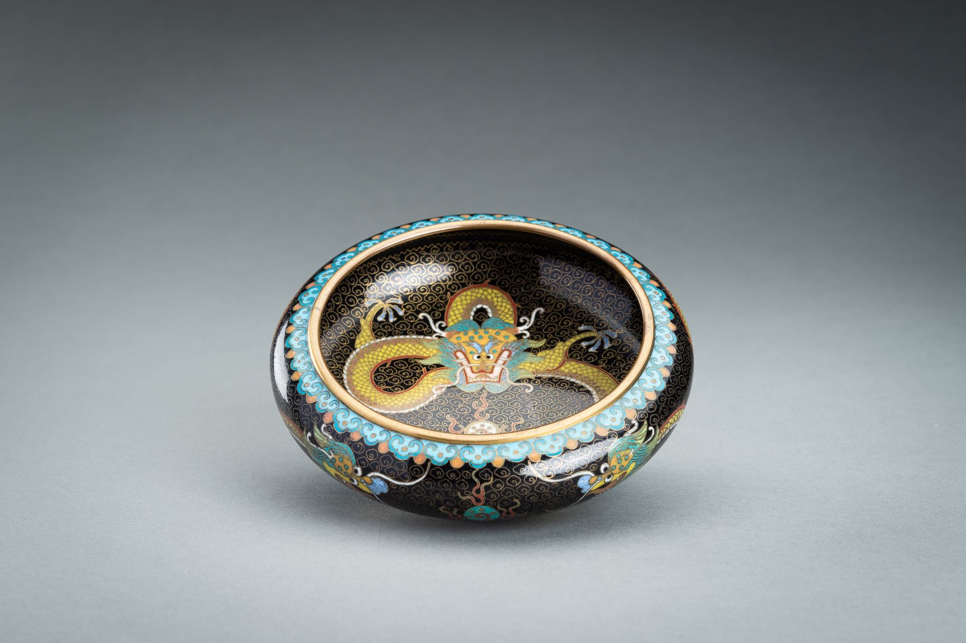 A CLOISONNE ENAMEL 'DRAGON' BOWL, c. 1920s - Bild 9 aus 11