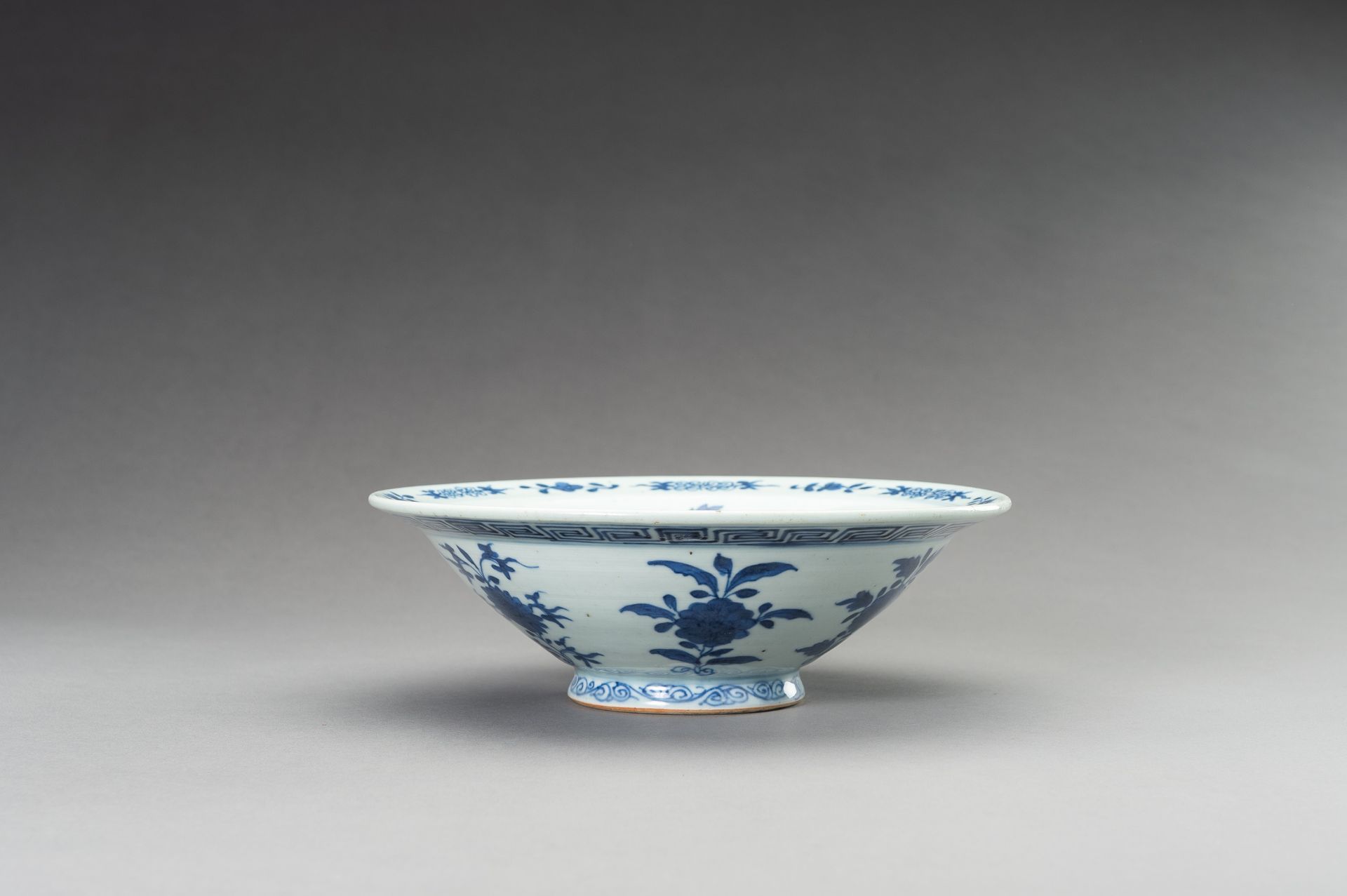 A BLUE AND WHITE PORCELAIN BOWL, 1900s - Bild 7 aus 9