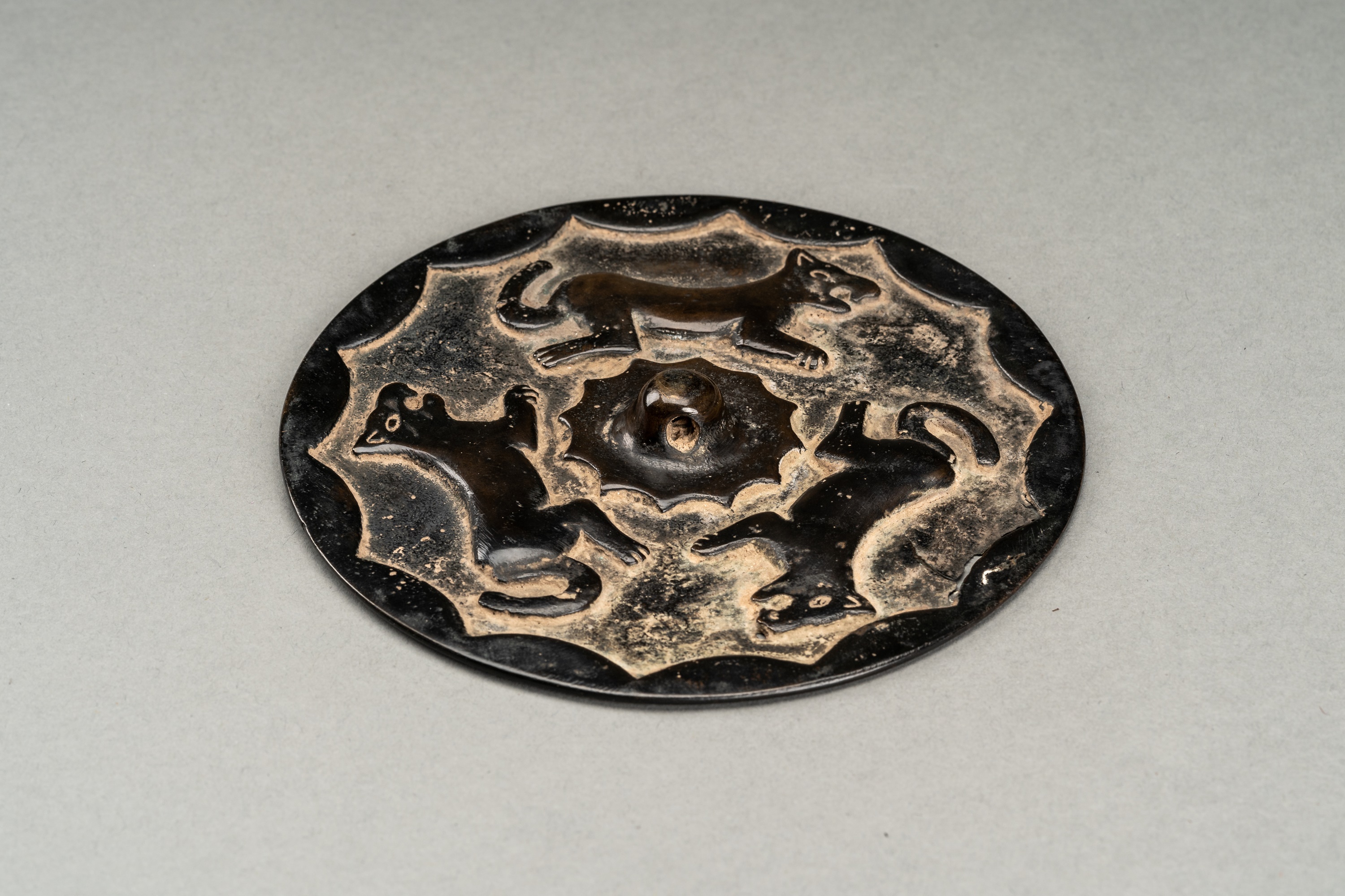 A RARE TANG DYNASTY BRONZE MIRROR WITH WOLFES - Image 3 of 7