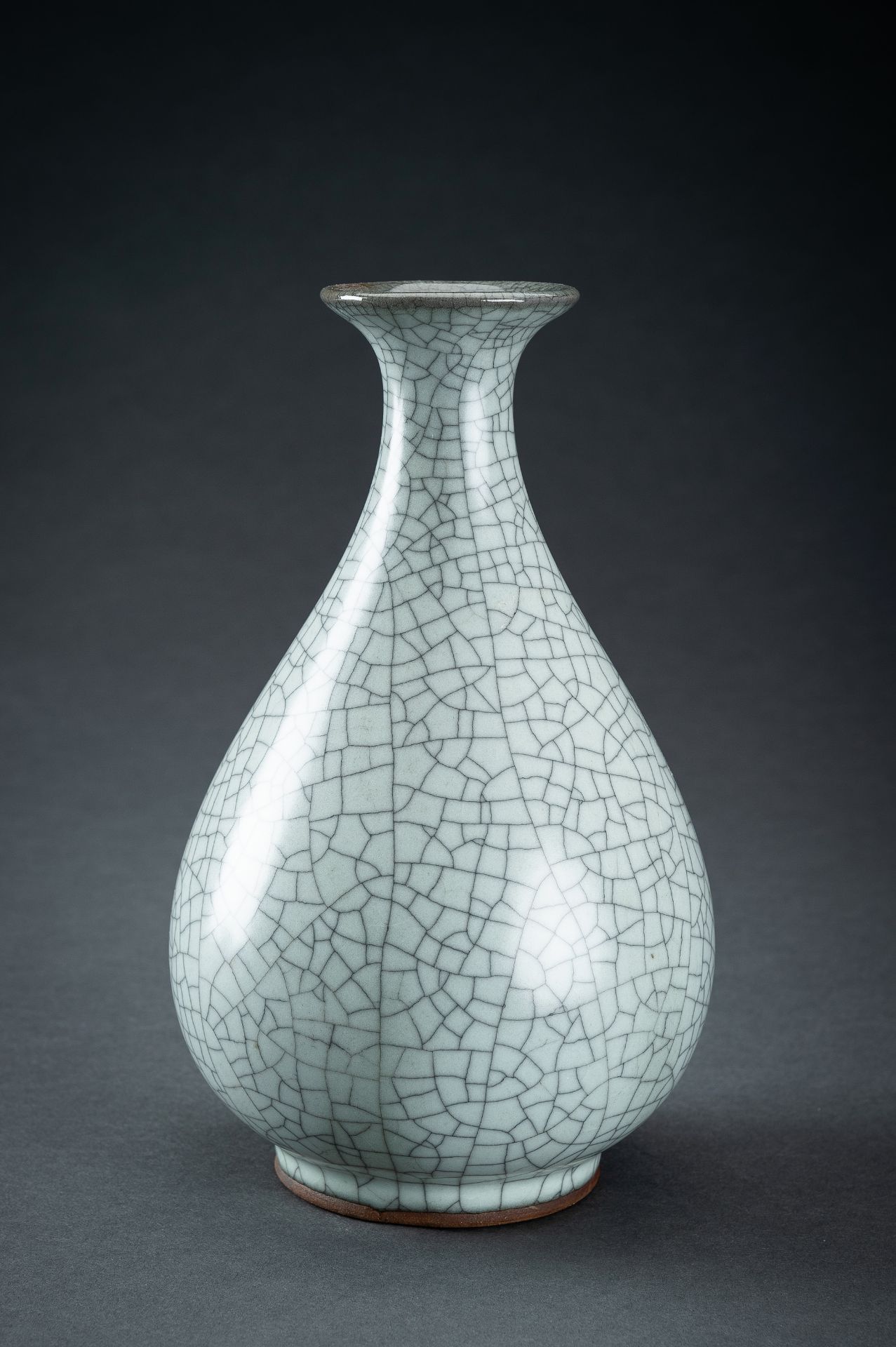 A GUAN-TYPE CRACKLED GLAZED BOTTLE VASE, c. 1920s - Image 8 of 14