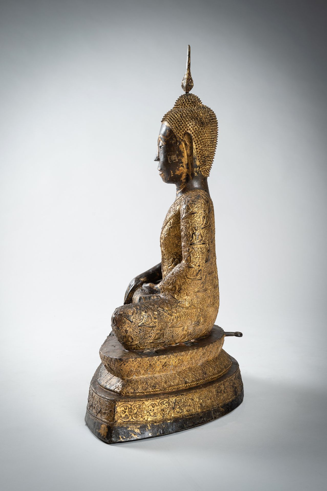 A LARGE GILT-LACQUERED BRONZE FIGURE OF SEATED BUDDHA, RATTANAKOSIN KINGDOM - Bild 10 aus 22