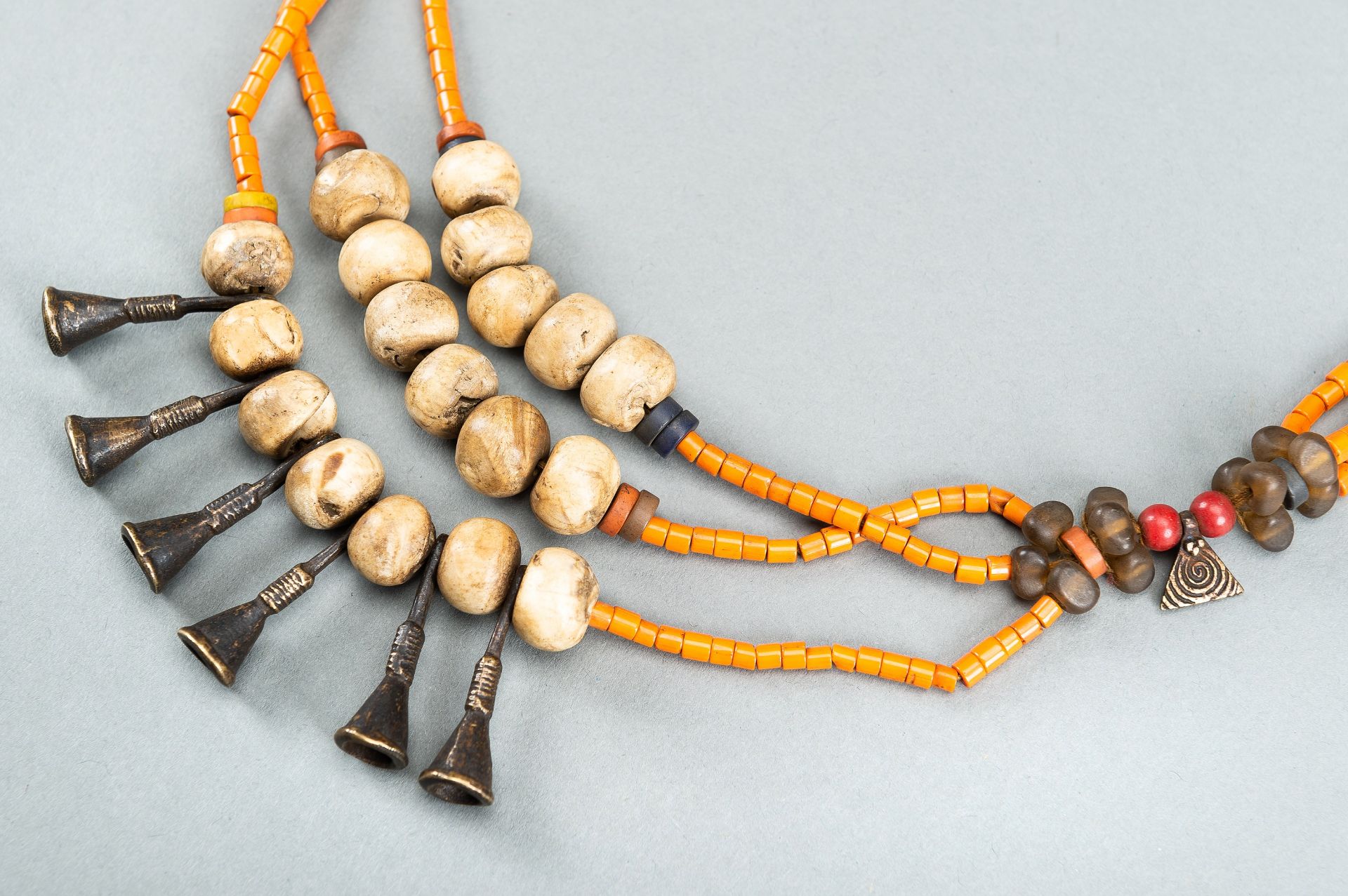 A NAGALAND MULTI-COLORED GLASS, BRASS AND SHELL NECKLACE, c. 1900s - Bild 5 aus 10
