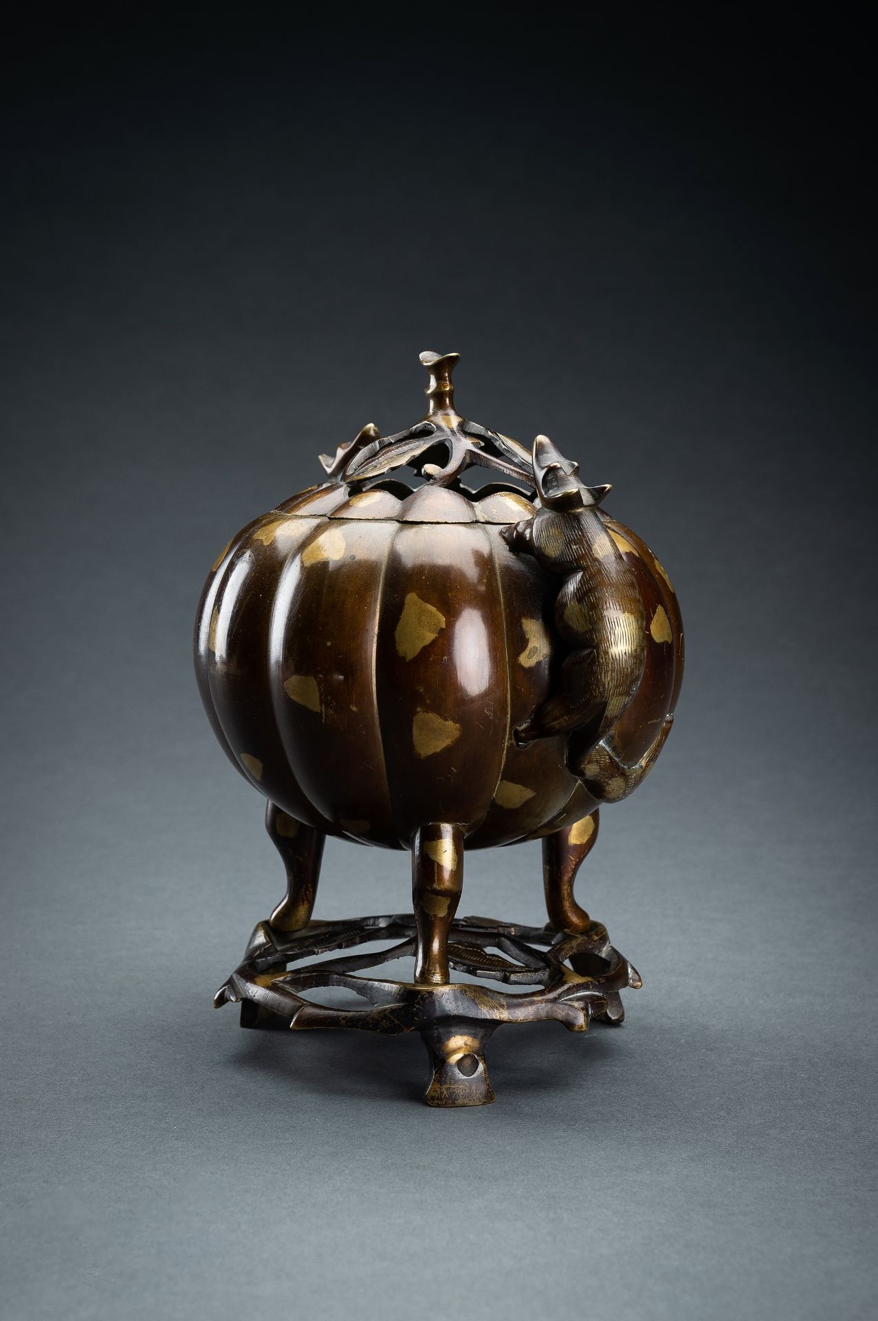 A PUMPKIN SHAPED GOLD SPLASH BRONZE TRIPOD CENSER, 19th CENTURY - Image 4 of 15