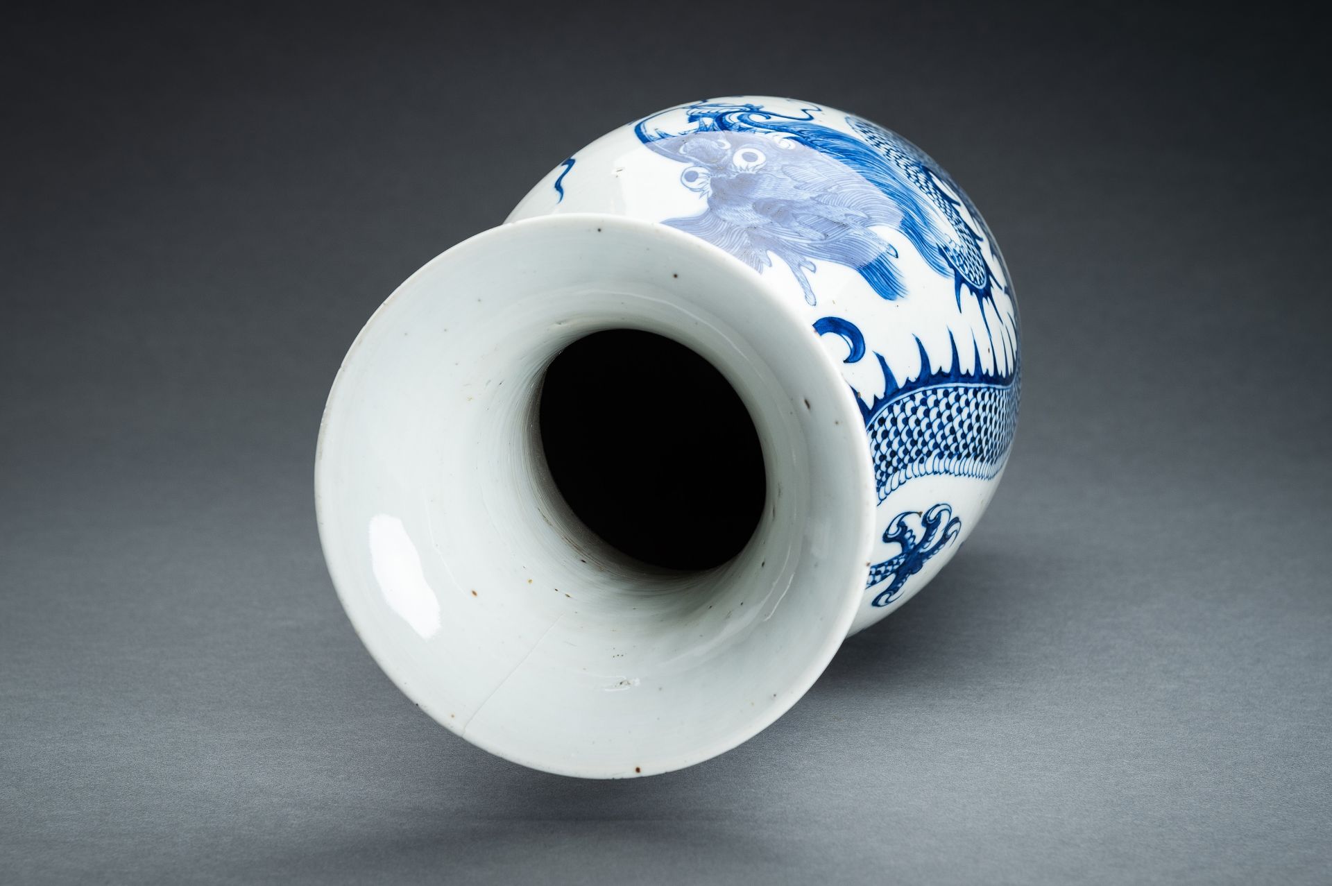 A BLUE AND WHITE 'DRAGON AND PHOENIX' PORCELAIN VASE, c. 1900s - Image 11 of 15