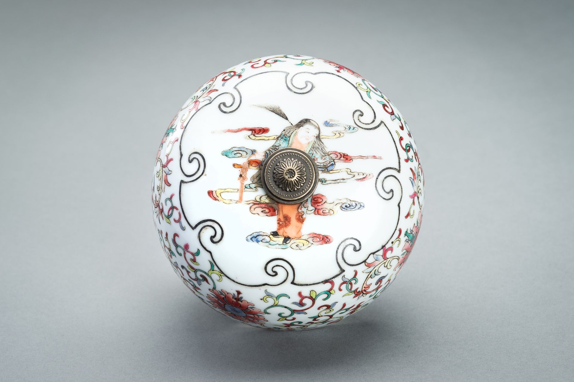 A LARGE FAMILLE ROSE PORCELAIN VASE AND COVER, QING - Image 15 of 18