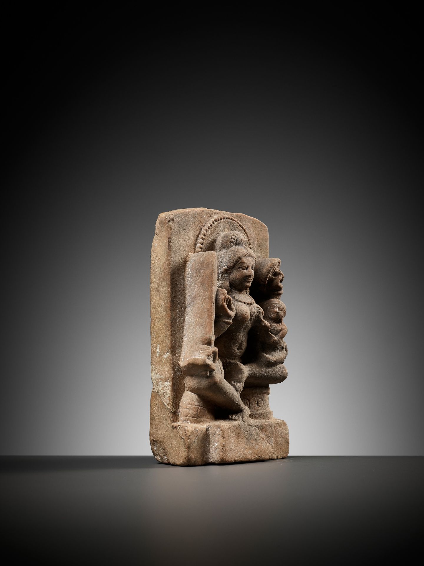 A RARE SANDSTONE MINATURE STELE FIGURE OF A MOTHER GODDESS WITH CHILD - Image 8 of 10