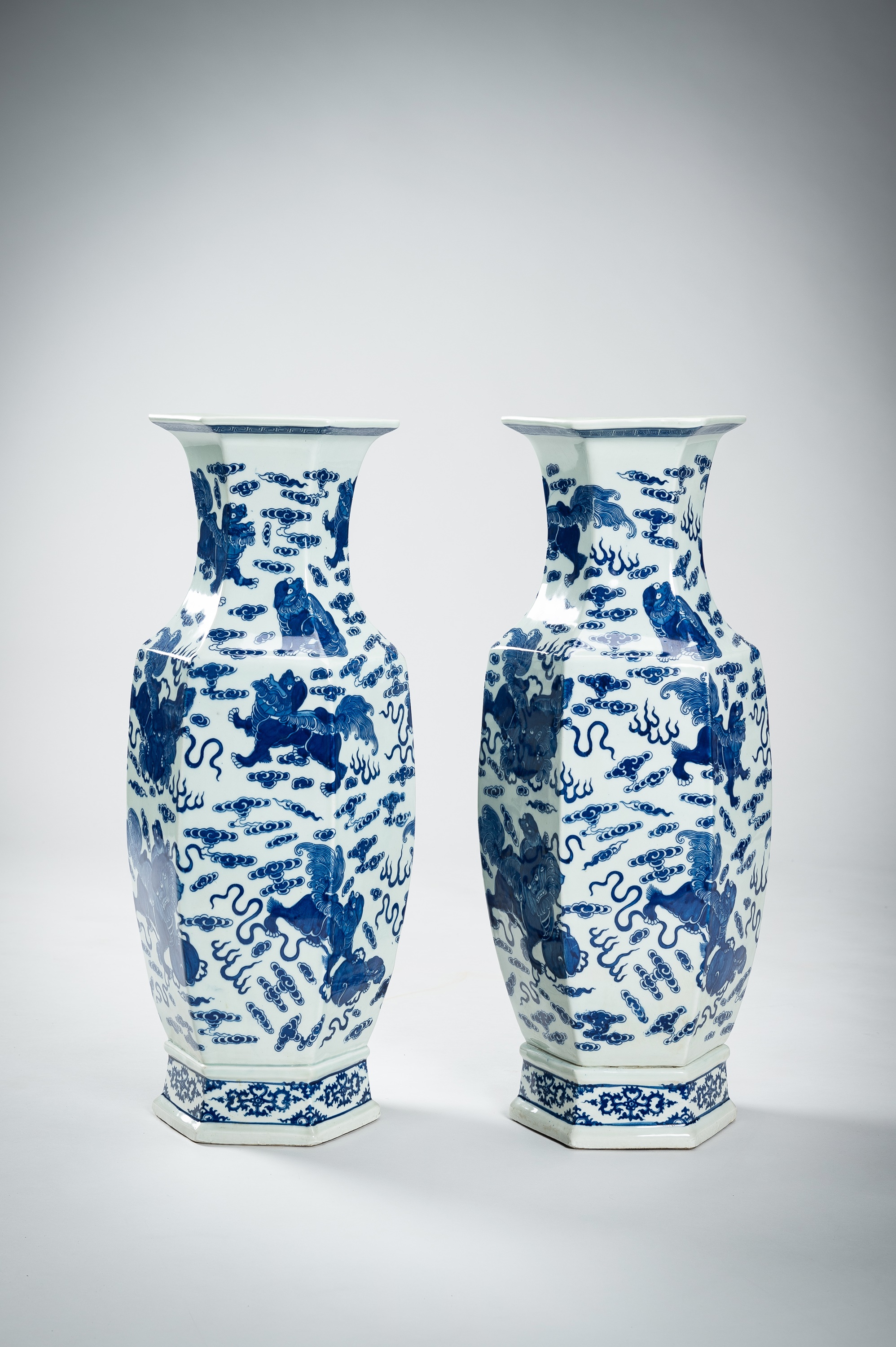 A LARGE PAIR OF BLUE AND WHITE PORCELAIN VASES WITH BUDDHIST LIONS, QING - Image 9 of 19