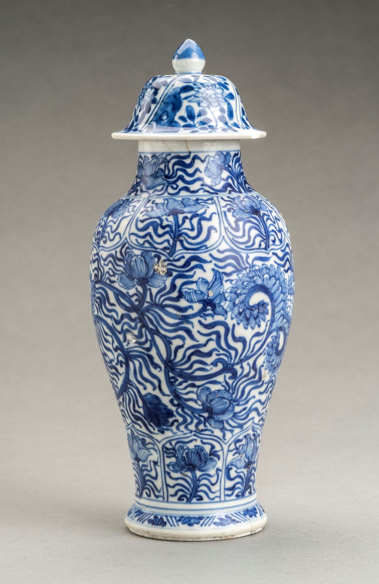 A BLUE AND WHITE KANGXI PERIOD PORCELAIN BALUSTER VASE, VUNG TAO CARGO