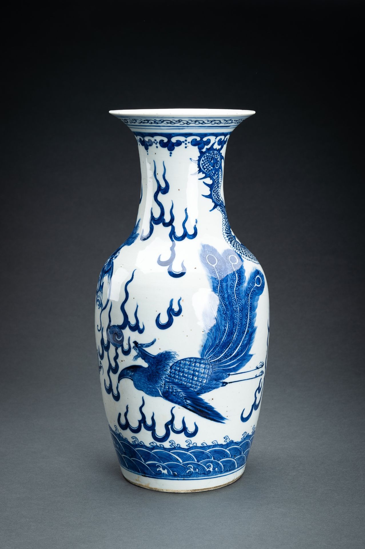 A BLUE AND WHITE 'DRAGON AND PHOENIX' PORCELAIN VASE, c. 1900s - Image 2 of 15