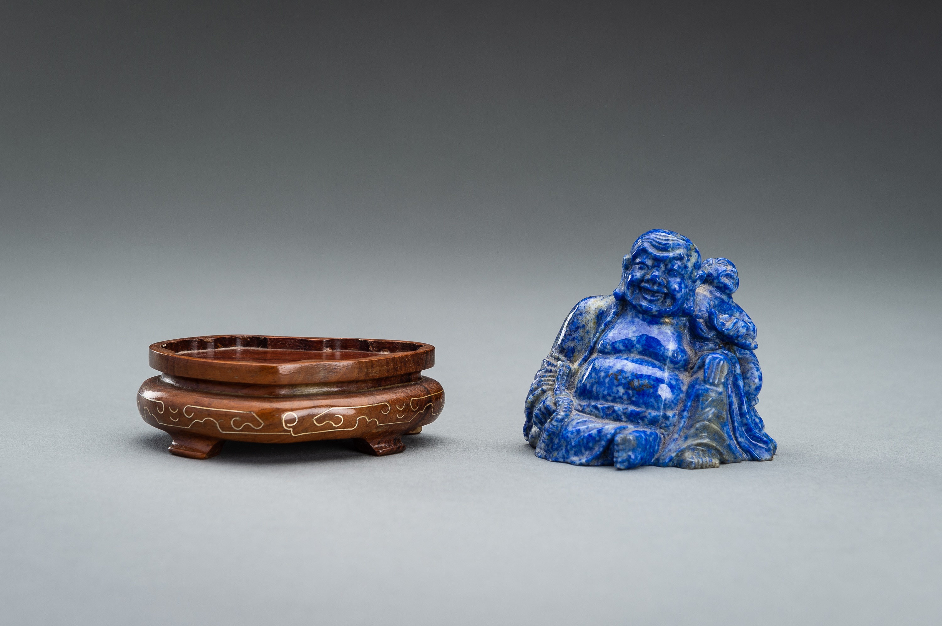 A LAPIS LAZULI FIGURE OF BUDAI WITH CHILD, 19TH CENTURY - Image 9 of 10