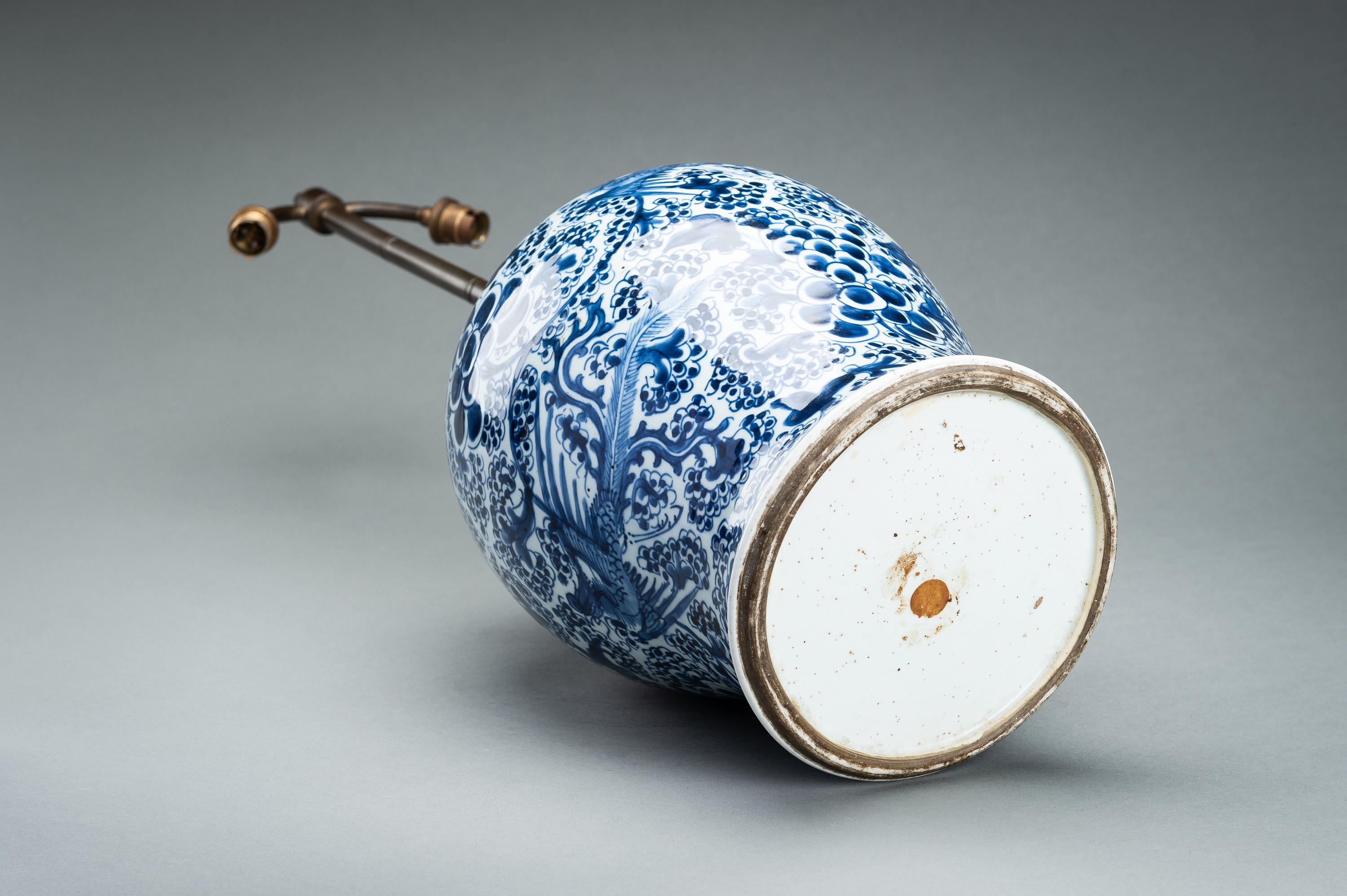 A LARGE BLUE AND WHITE PORCELAIN VASE, QING - Image 14 of 15