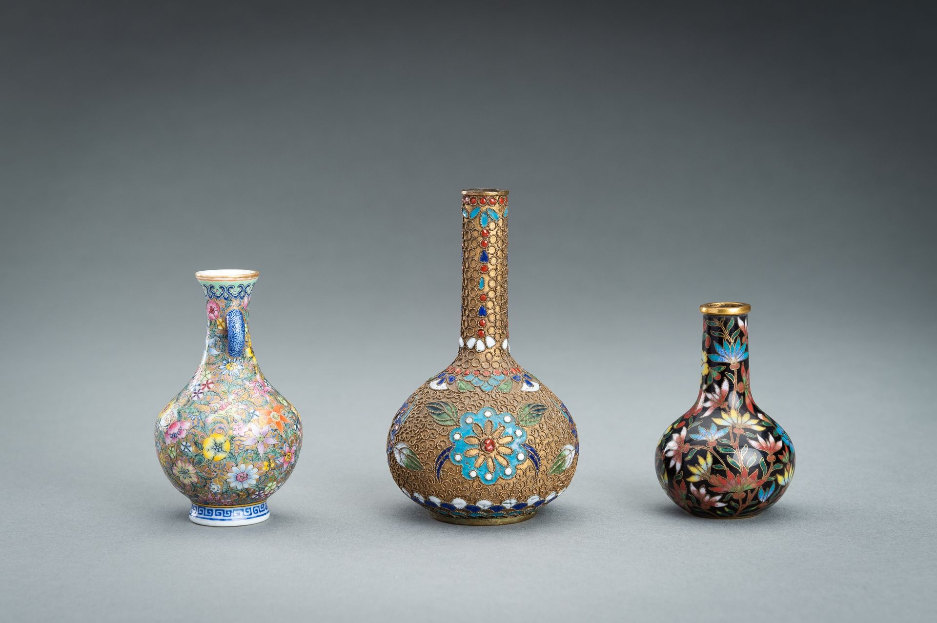 A GROUP OF THREE MINIATURE BOTTLE VASES, c. 1920s - Bild 9 aus 14