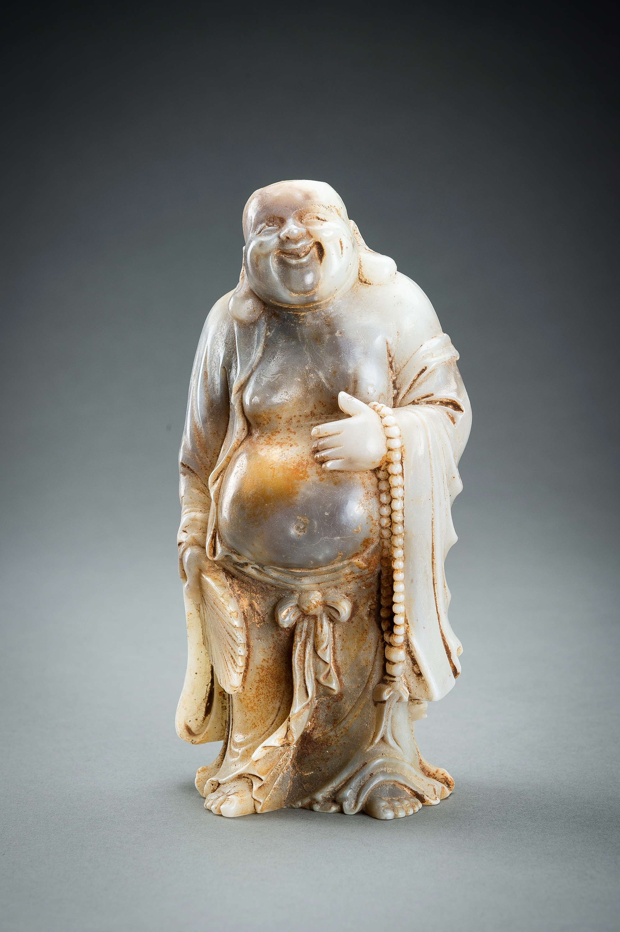 AN AGATE FIGURE OF BUDAI - Image 2 of 13