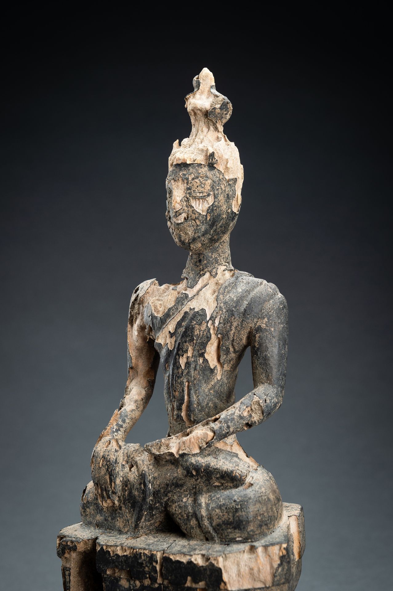 AN EXPRESSIVE WOOD FIGURE OF BUDDHA - Bild 3 aus 13