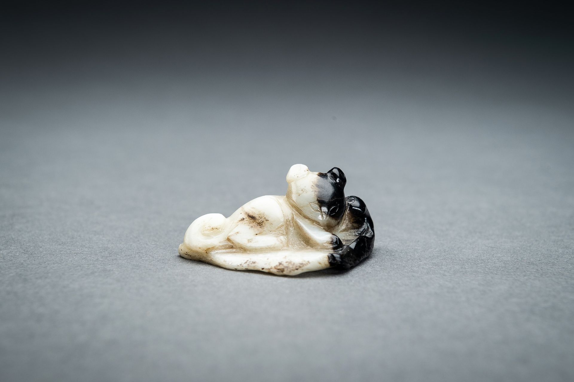 A LOT WITH THREE JADE PENDANTS, QING - Image 11 of 12