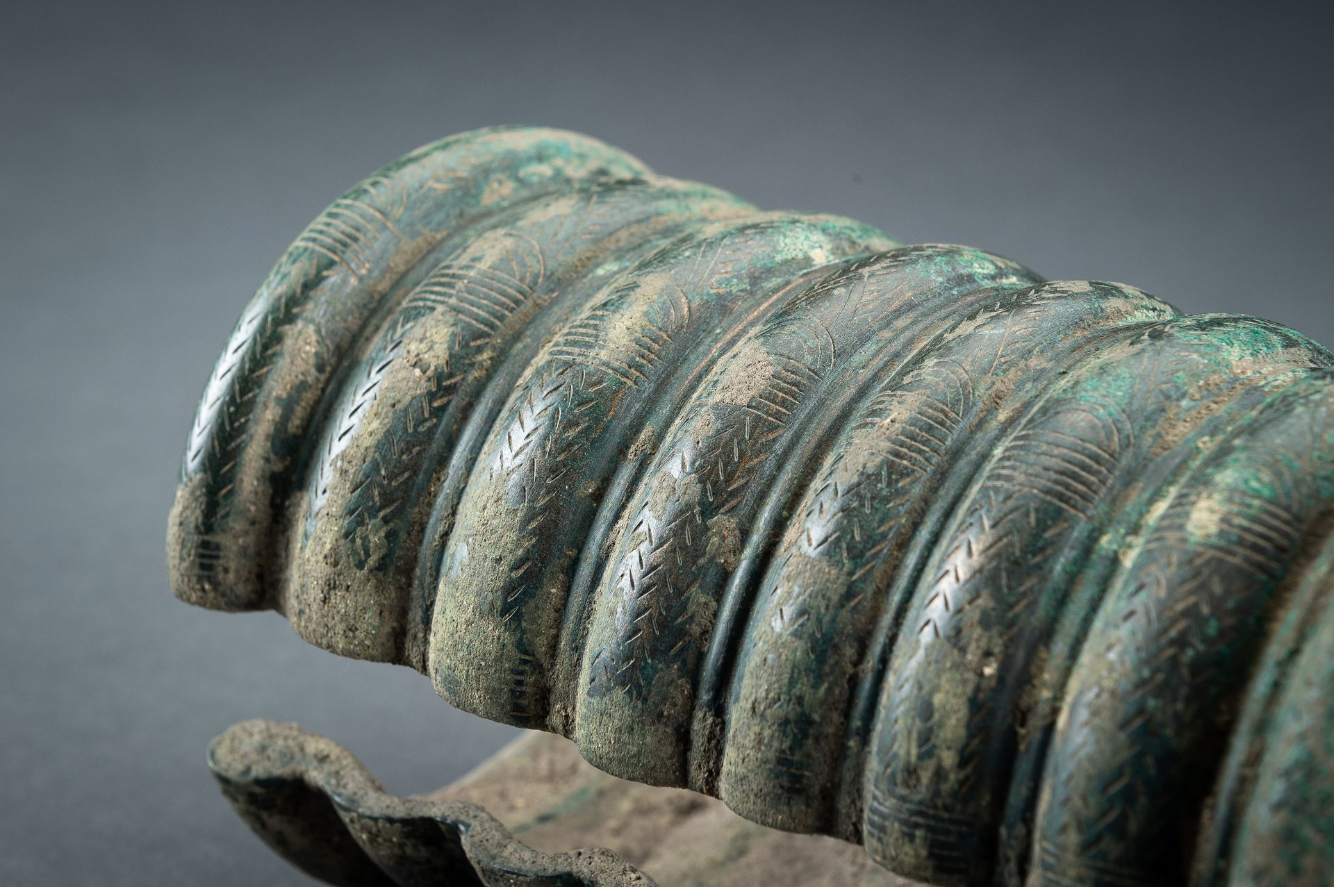 A BRONZE BRACELET, DONG SON - Bild 8 aus 11