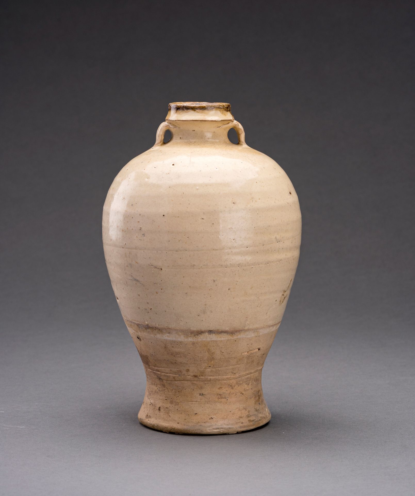 A WHITE GLAZED CERAMIC VASE, SONG DYNASTY