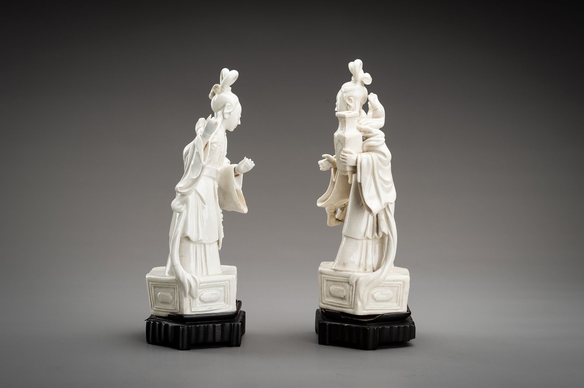 A PAIR OF DEHUA PORCELAIN FIGURES, 18th CENTURY - Bild 13 aus 15