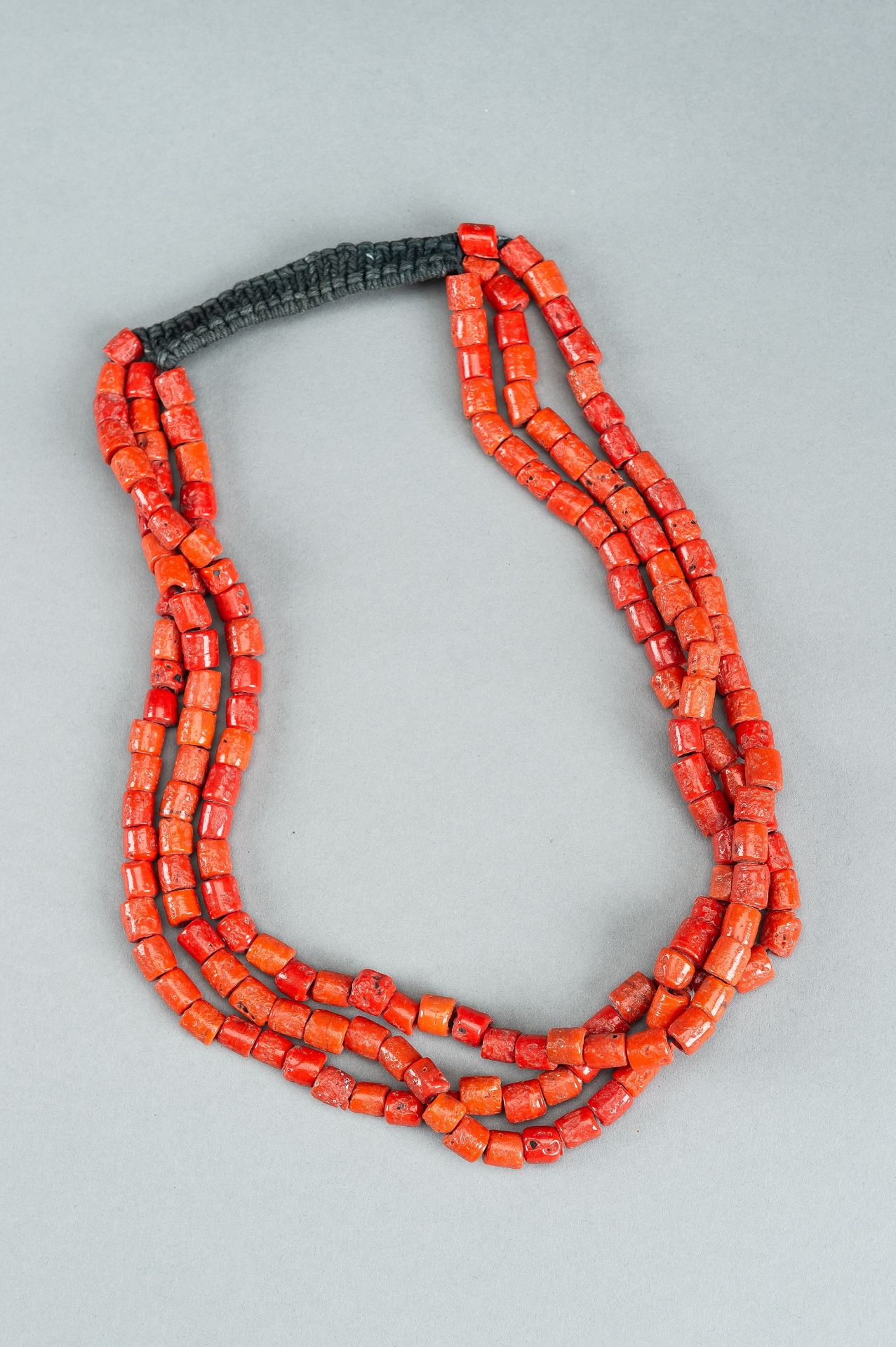 A NAGALAND 'CORAL' GLASS NECKLACE, c. 1900s - Image 8 of 9