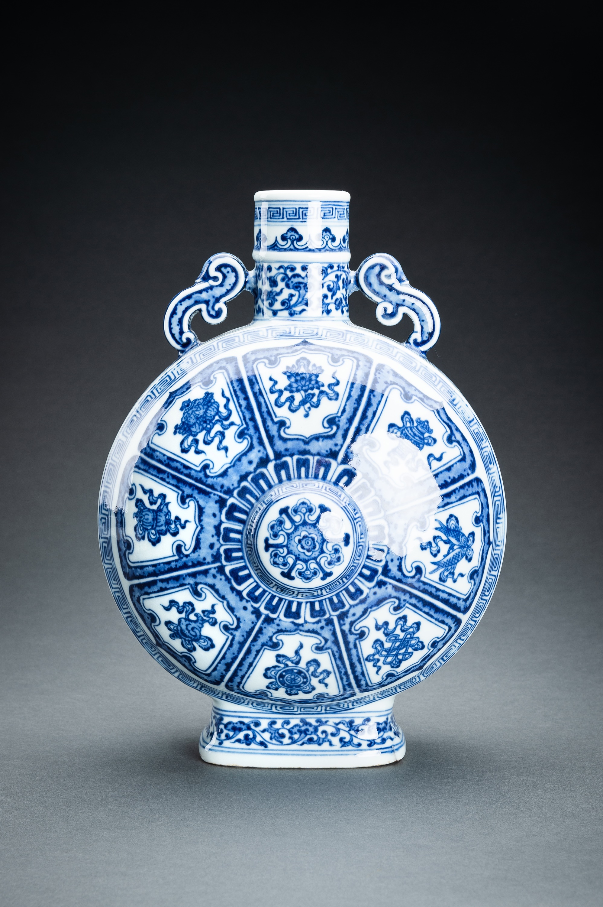 A BLUE AND WHITE 'BAJIXIANG' PORCELAIN MOONFLASK VASE - Image 4 of 17