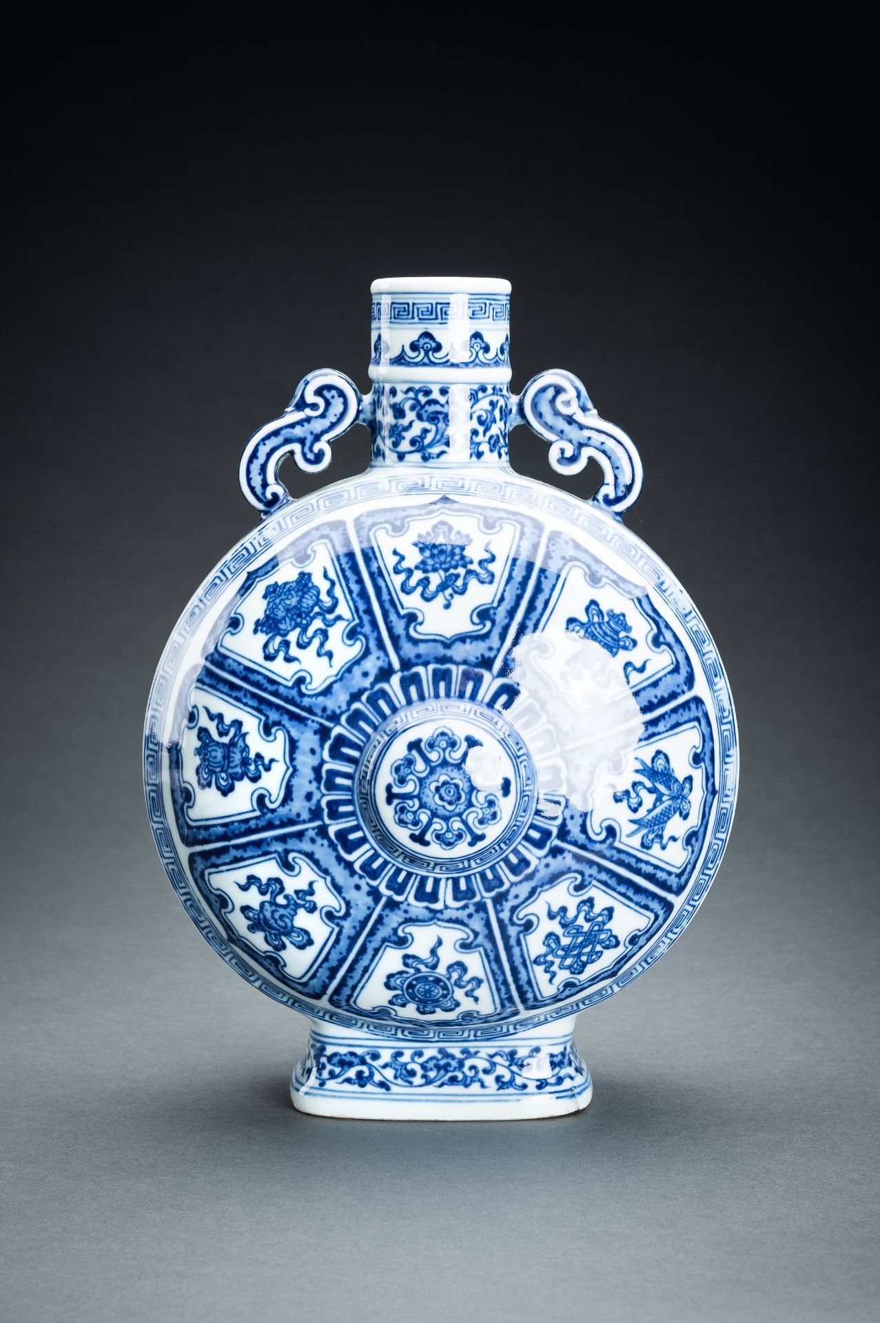 A BLUE AND WHITE 'BAJIXIANG' PORCELAIN MOONFLASK VASE - Image 4 of 17