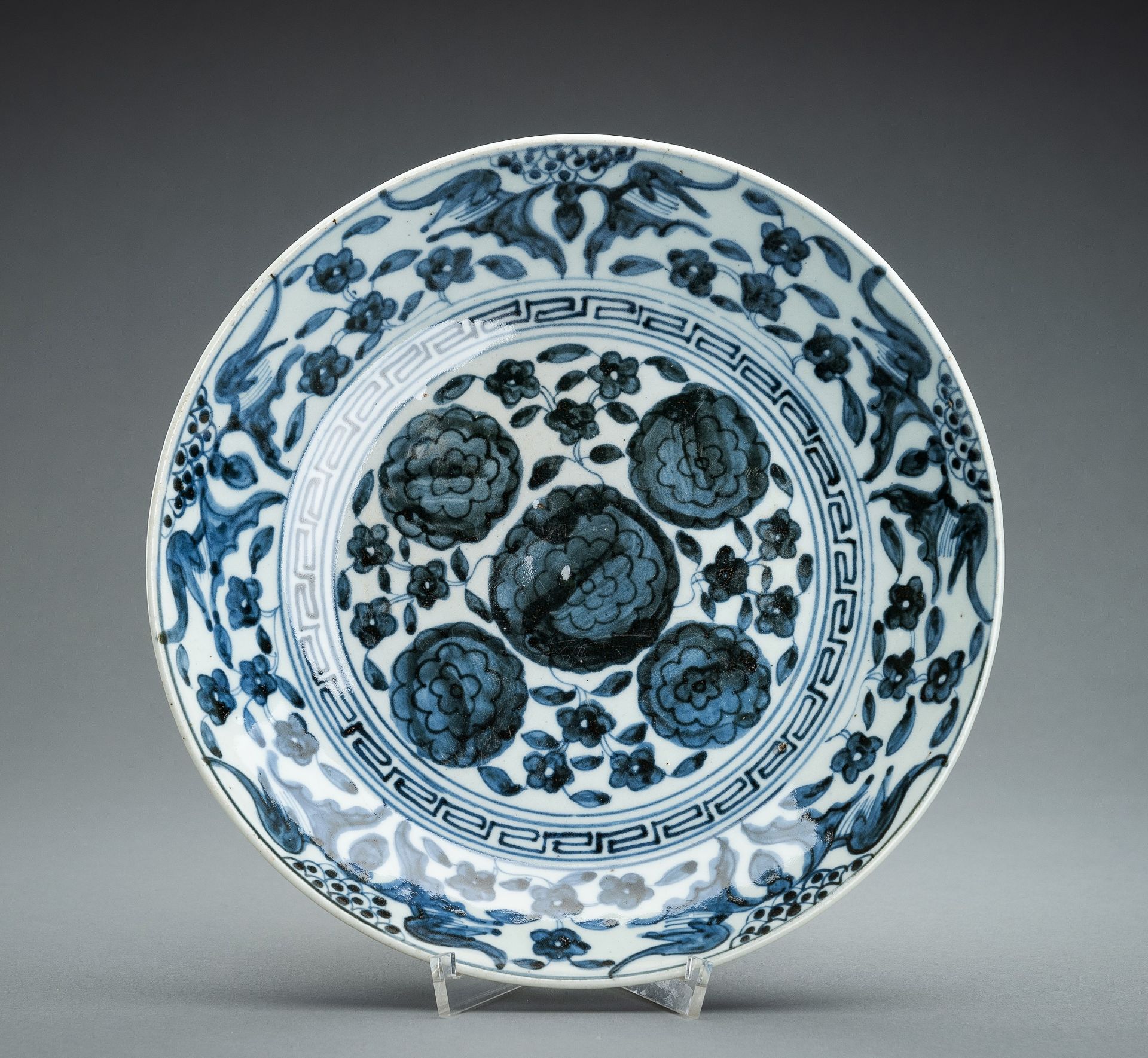 A BLUE AND WHITE PORCELAIN DISH, 17th CENTURY