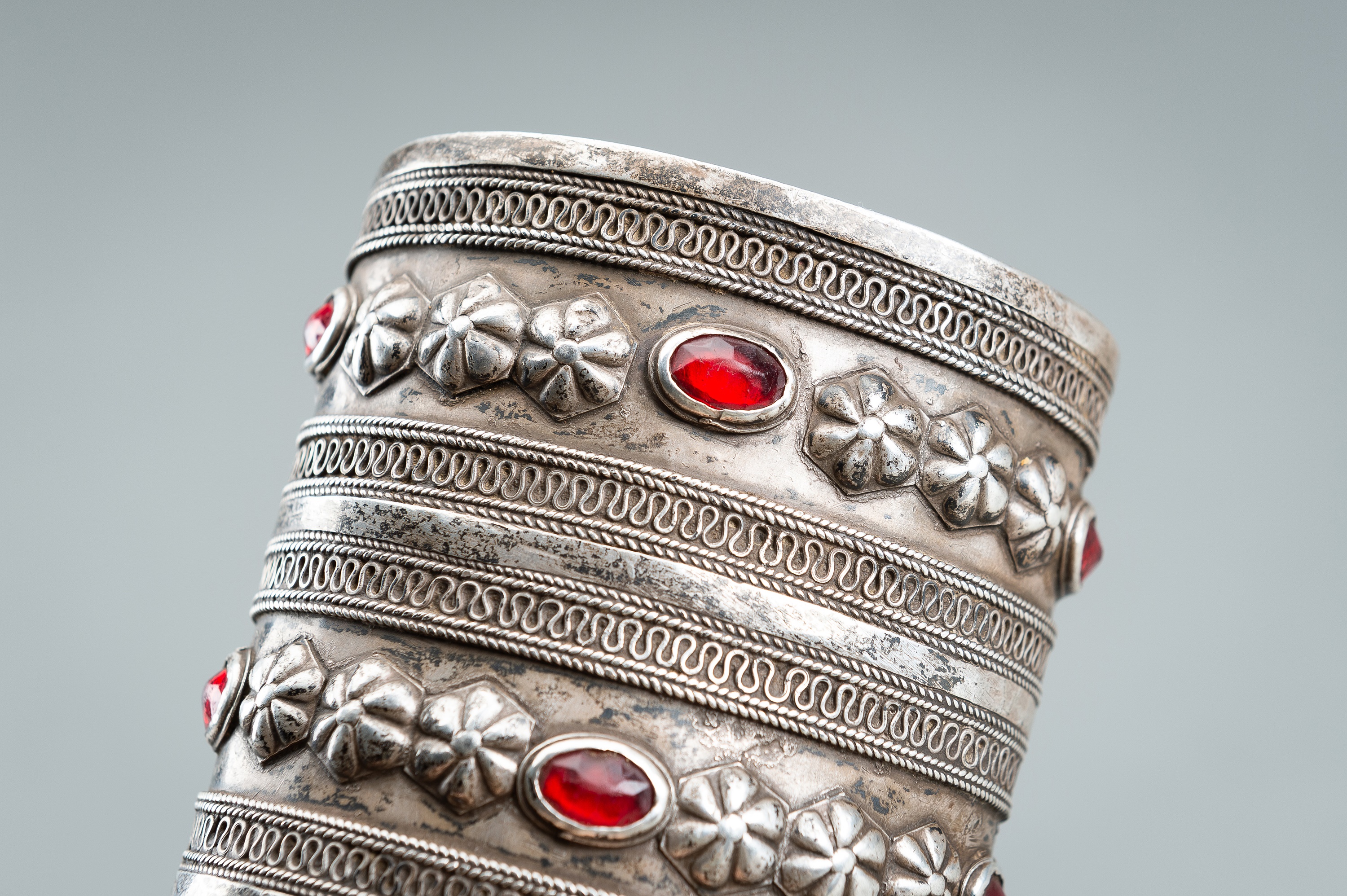 A PAIR OF TURKOMAN GLASS INSET SILVER BRACELETS, c. 1900s - Image 3 of 12