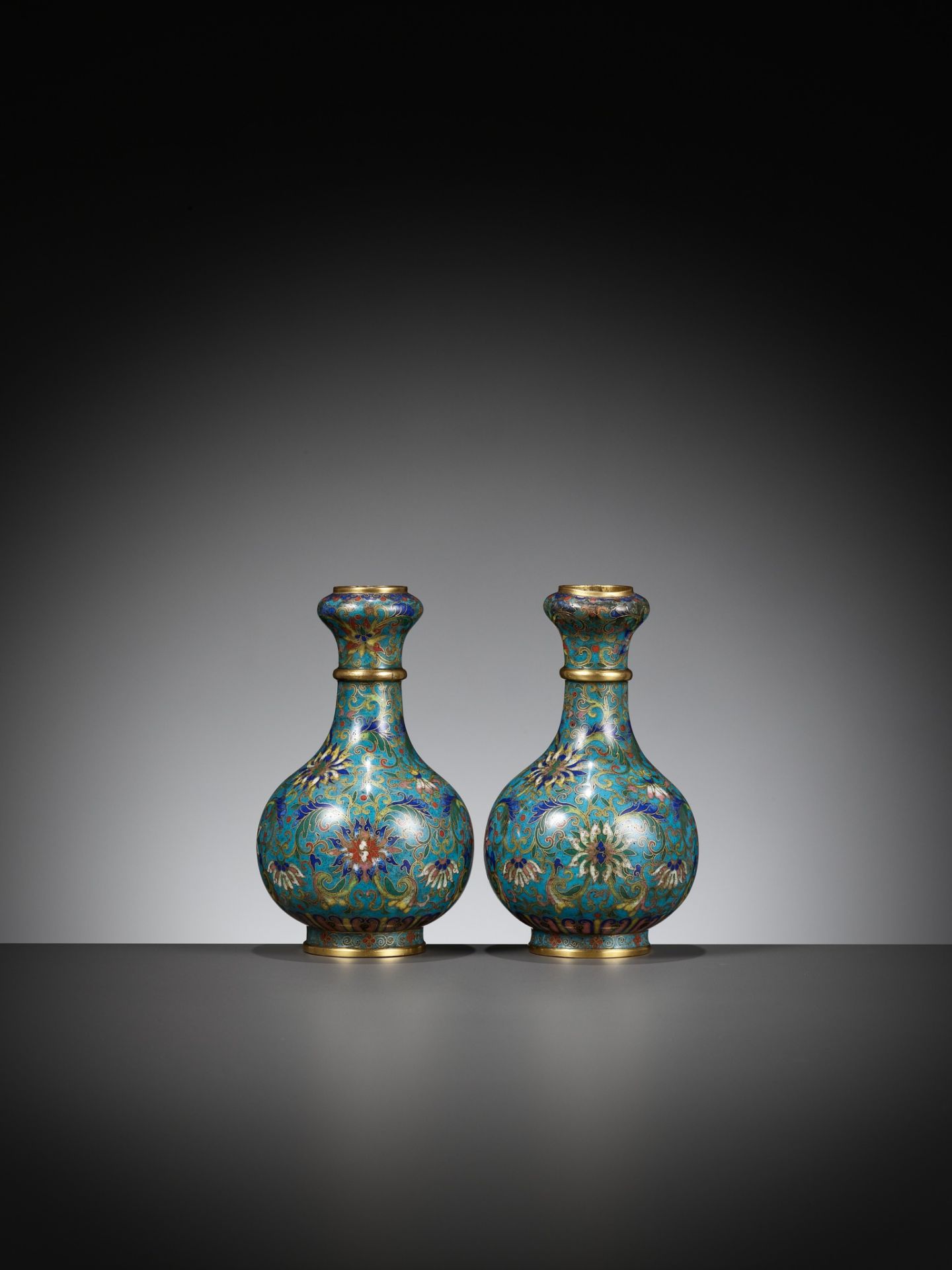 A PAIR OF CLOISONNE ENAMEL GARLIC-MOUTH VASES, QIANLONG TO JIAQING PERIOD - Image 3 of 9