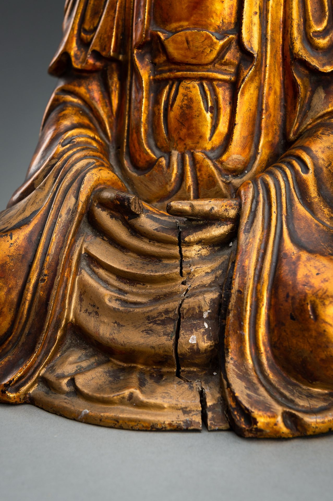 A GILT-LACQUERED WOOD FIGURE OF BUDDHA, 18TH-19TH CENTURY - Image 8 of 12