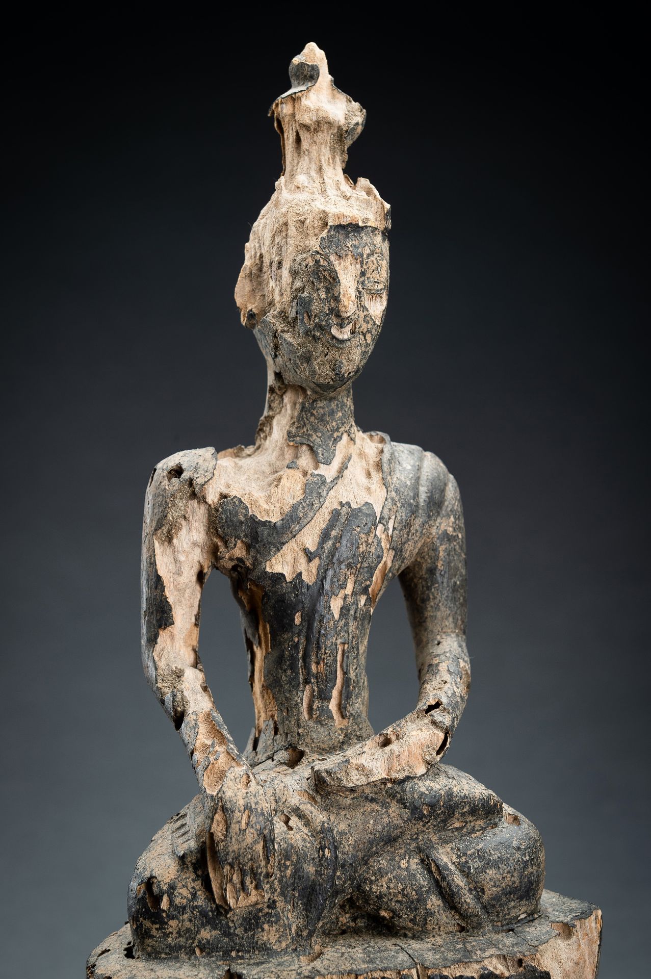 AN EXPRESSIVE WOOD FIGURE OF BUDDHA - Bild 6 aus 13