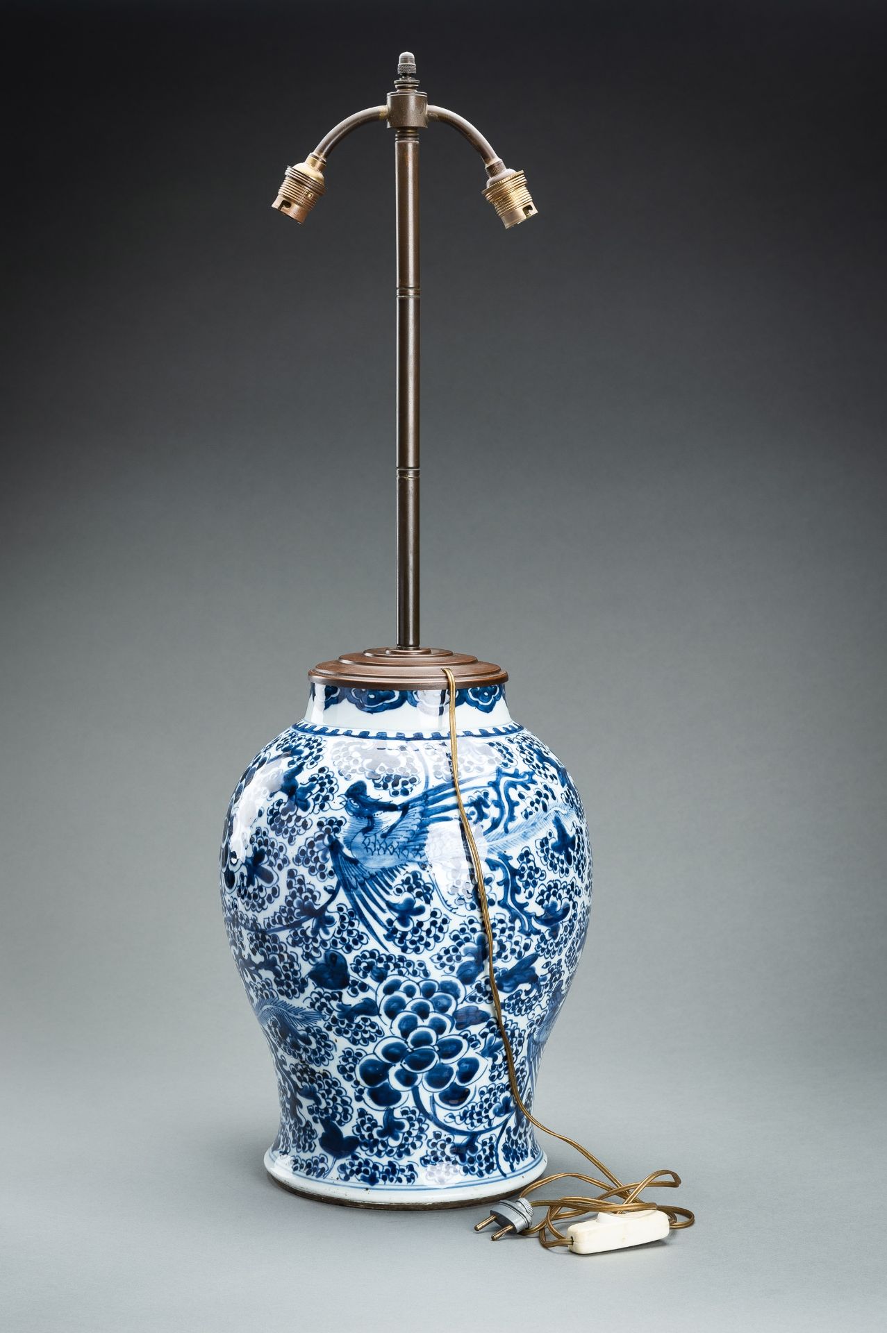 A LARGE BLUE AND WHITE PORCELAIN VASE, QING - Image 7 of 15