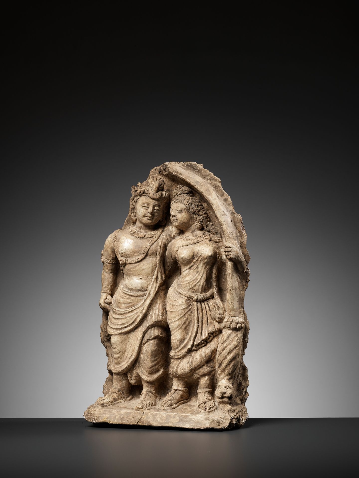 A RARE 'NOBLE COUPLE UNDER ARCH' STUCCO RELIEF, ANCIENT REGION OF GANDHARA - Bild 2 aus 10