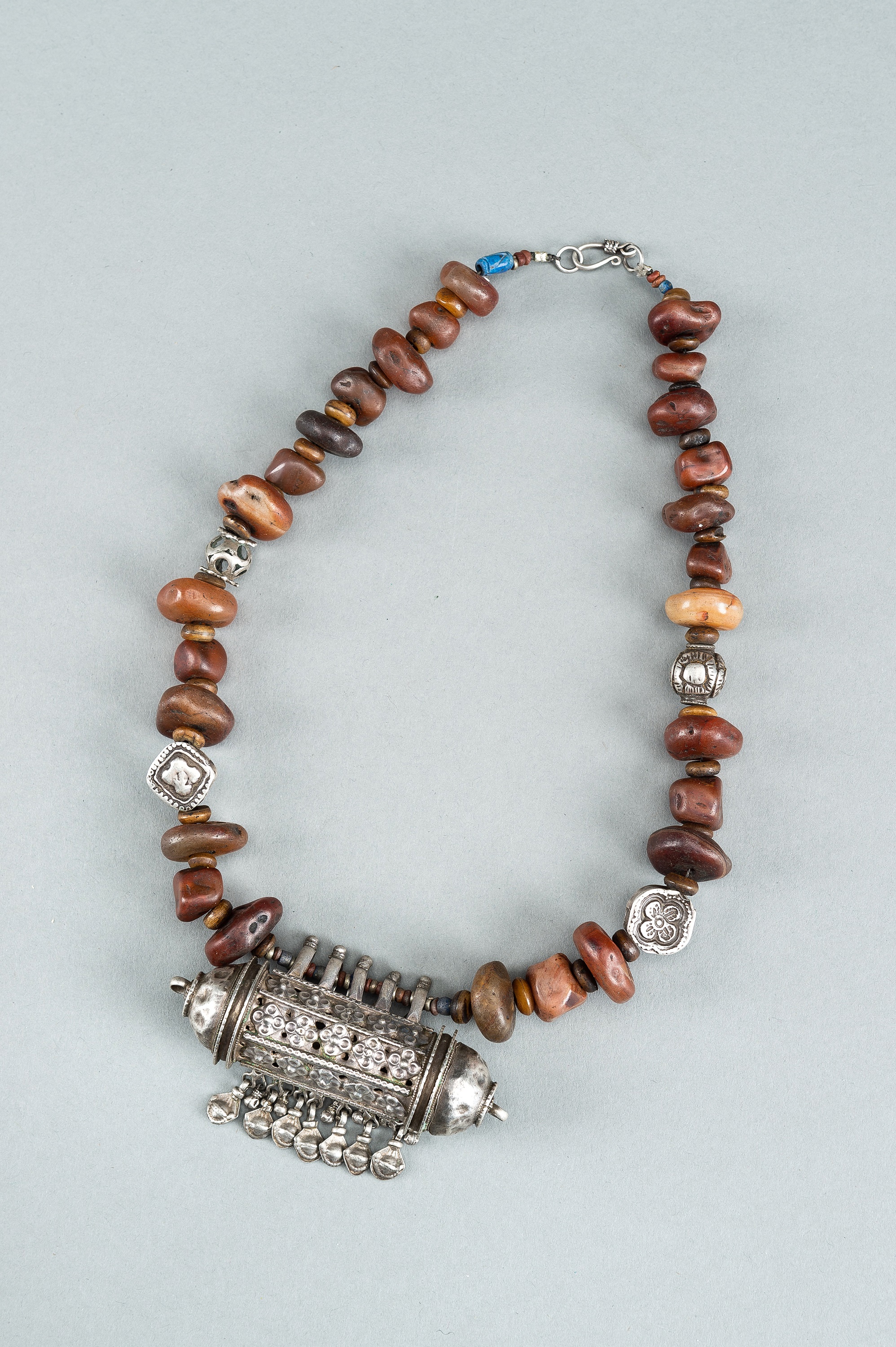 A SILVER AND GLASS AMULET PENDANT NECKLACE, c. 1900s - Image 13 of 13