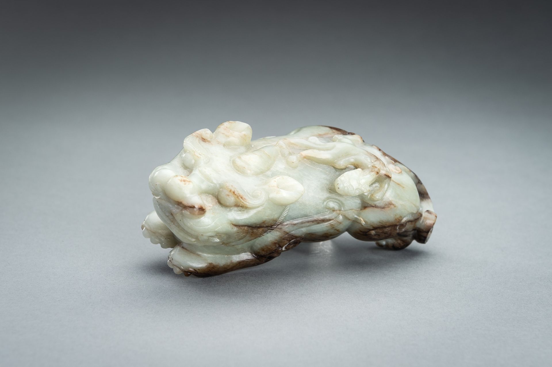 A CELADON AND RUSSET JADE `BIXIEÂ´, QING - Image 10 of 12