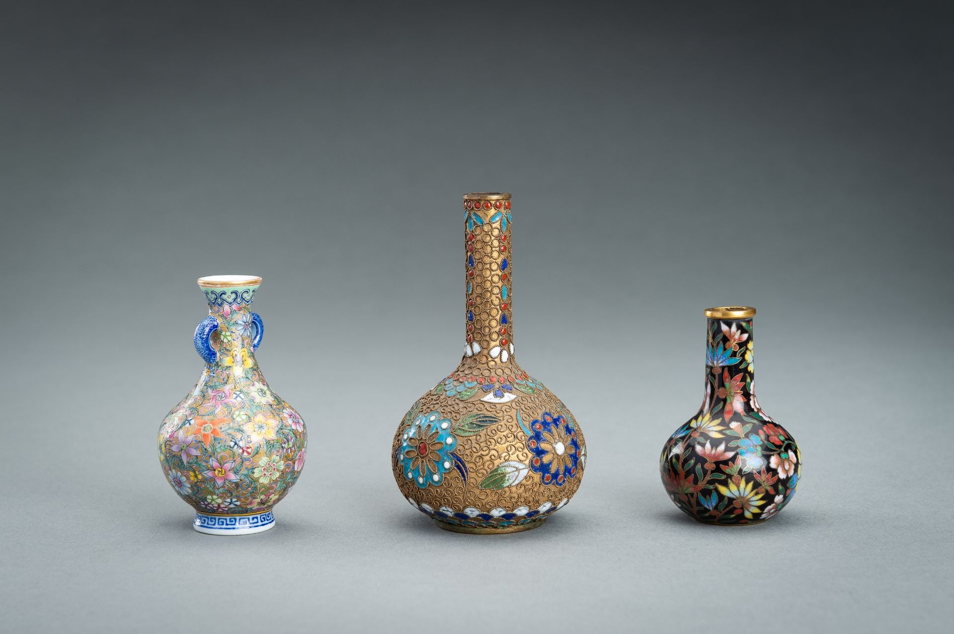 A GROUP OF THREE MINIATURE BOTTLE VASES, c. 1920s - Bild 7 aus 14