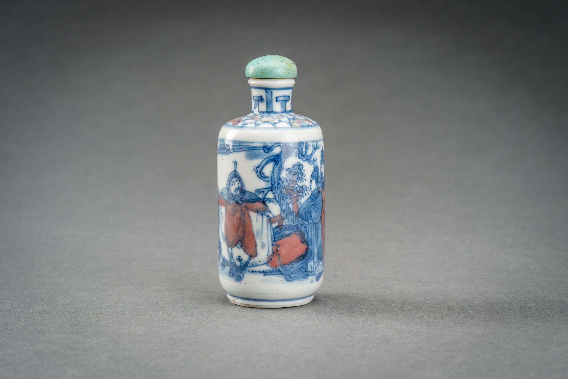 A BLUE, WHITE AND IRON RED PORCELAIN SNUFF BOTTLE WITH WARRIORS, QING - Image 2 of 7