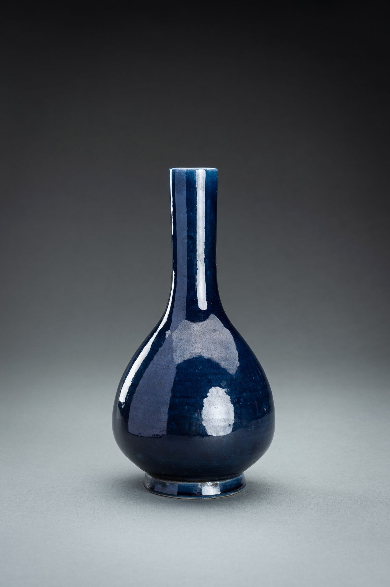 A SACRIFICIAL BLUE GLAZE PORCELAIN BOTTLE VASE, QING - Bild 4 aus 9