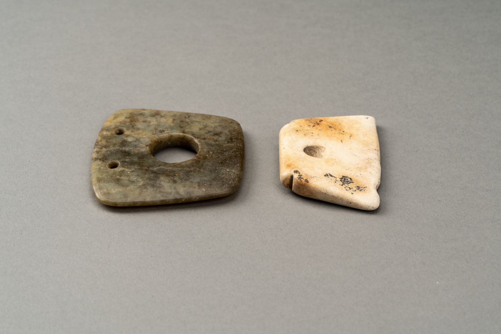 A FINE GROUP OF SIX NEOLITHIC JADE ORNAMENTS - Image 7 of 10