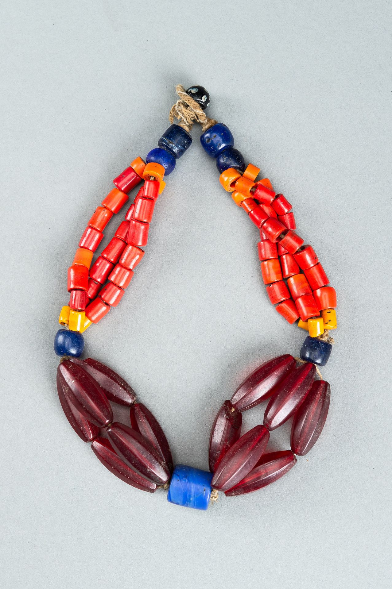 A NAGALAND MULTI-COLORED GLASS NECKLACE, c. 1900s - Bild 8 aus 9