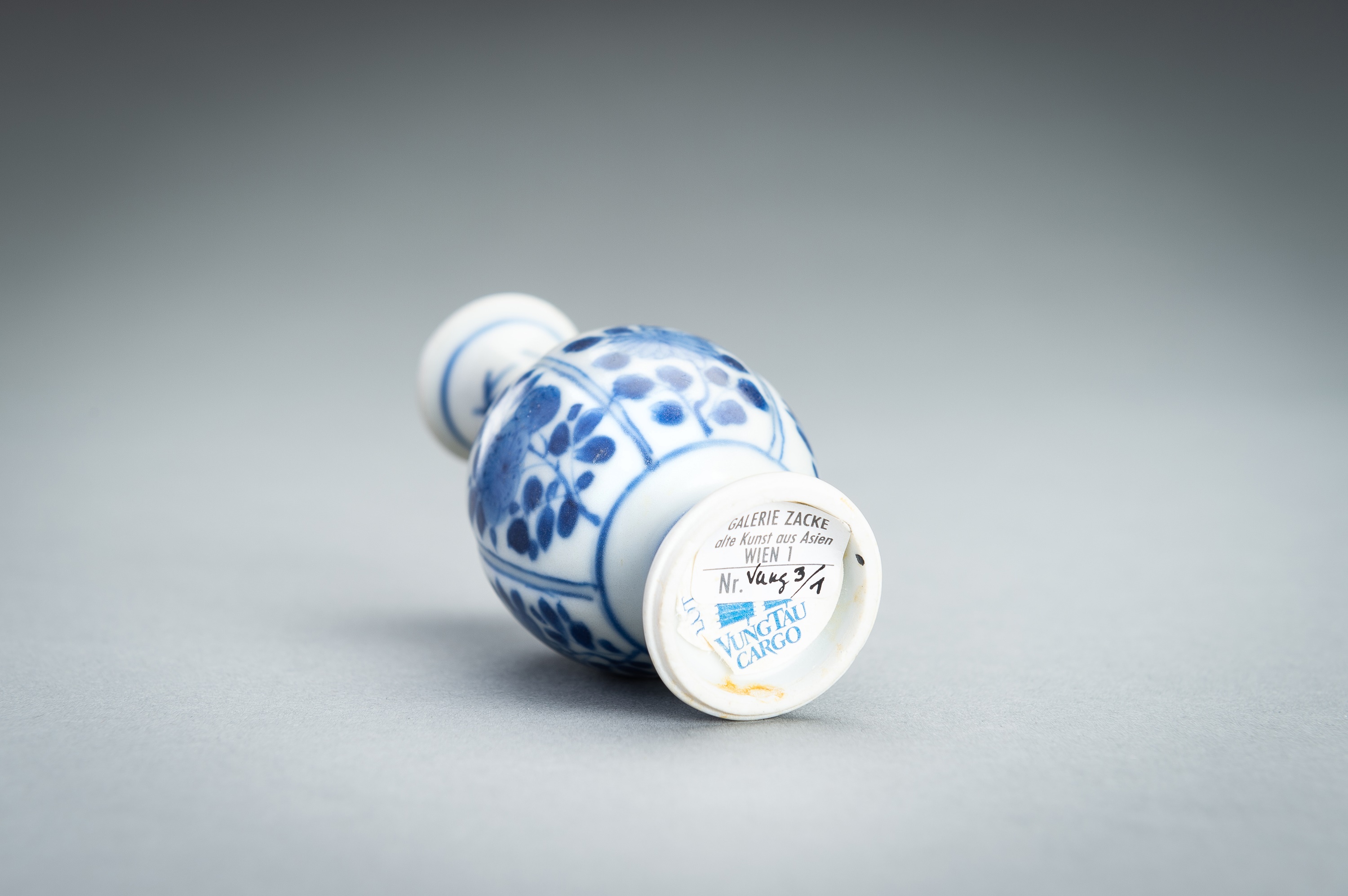 A MINIATURE VUNG TAU CARGO BLUE AND WHITE PORCELAIN VASE, c. 1680 - Image 11 of 12