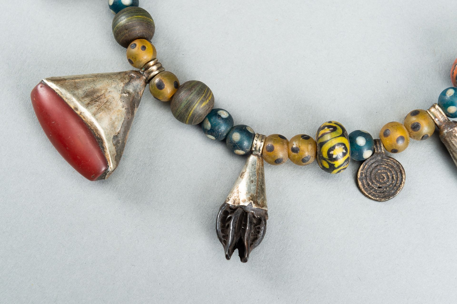 A NAGALAND MULTI-COLORED GLASS, BRASS AND SHELL NECKLACE, c. 1900s - Bild 6 aus 17