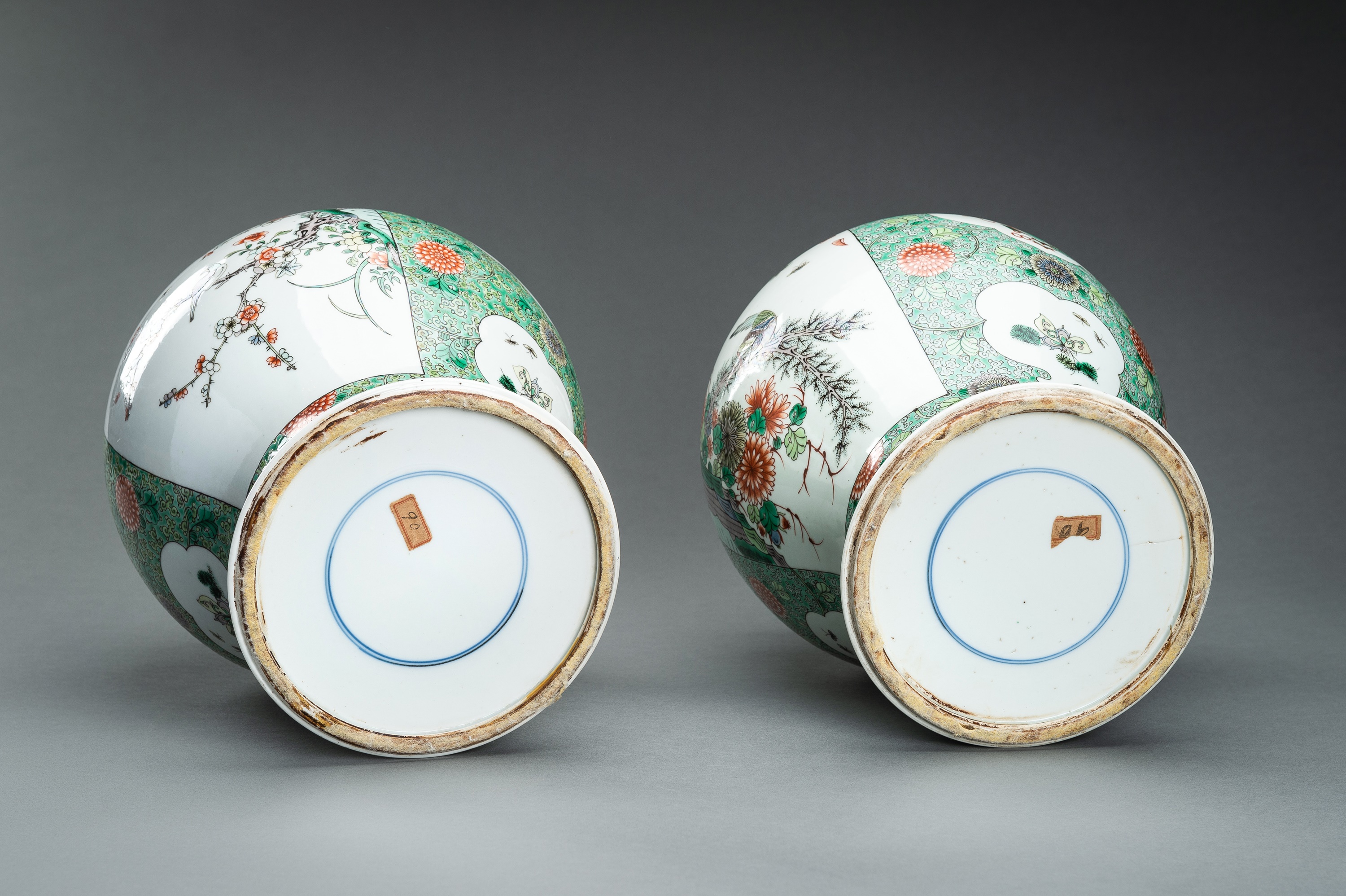 A LARGE PAIR OF FAMILLE VERTE PORCELAIN VASES WITH COVERS, 19th CENTURY - Image 23 of 24