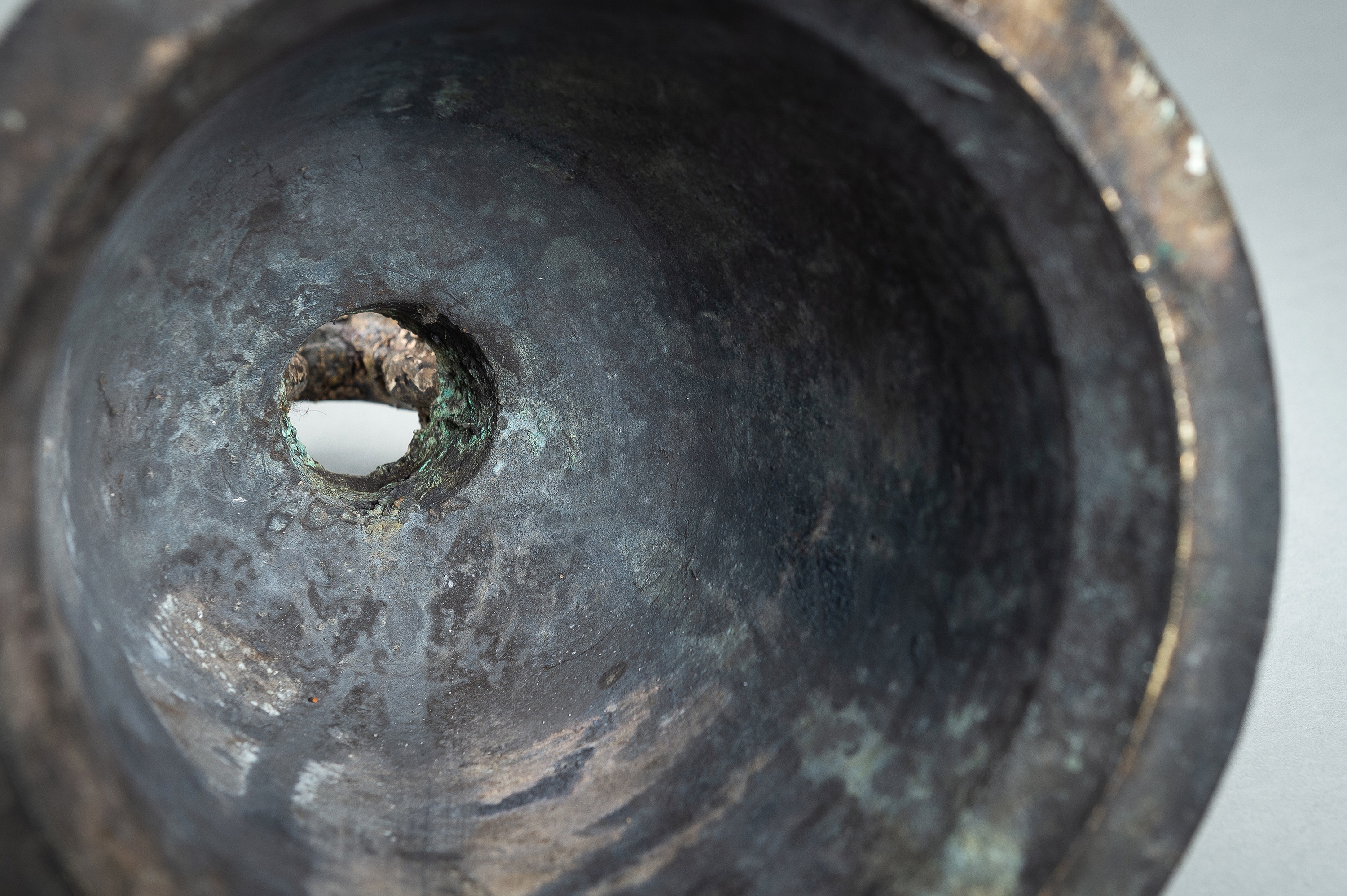 A MASSIVE BURMESE BRONZE TEMPLE BELL - Image 15 of 15