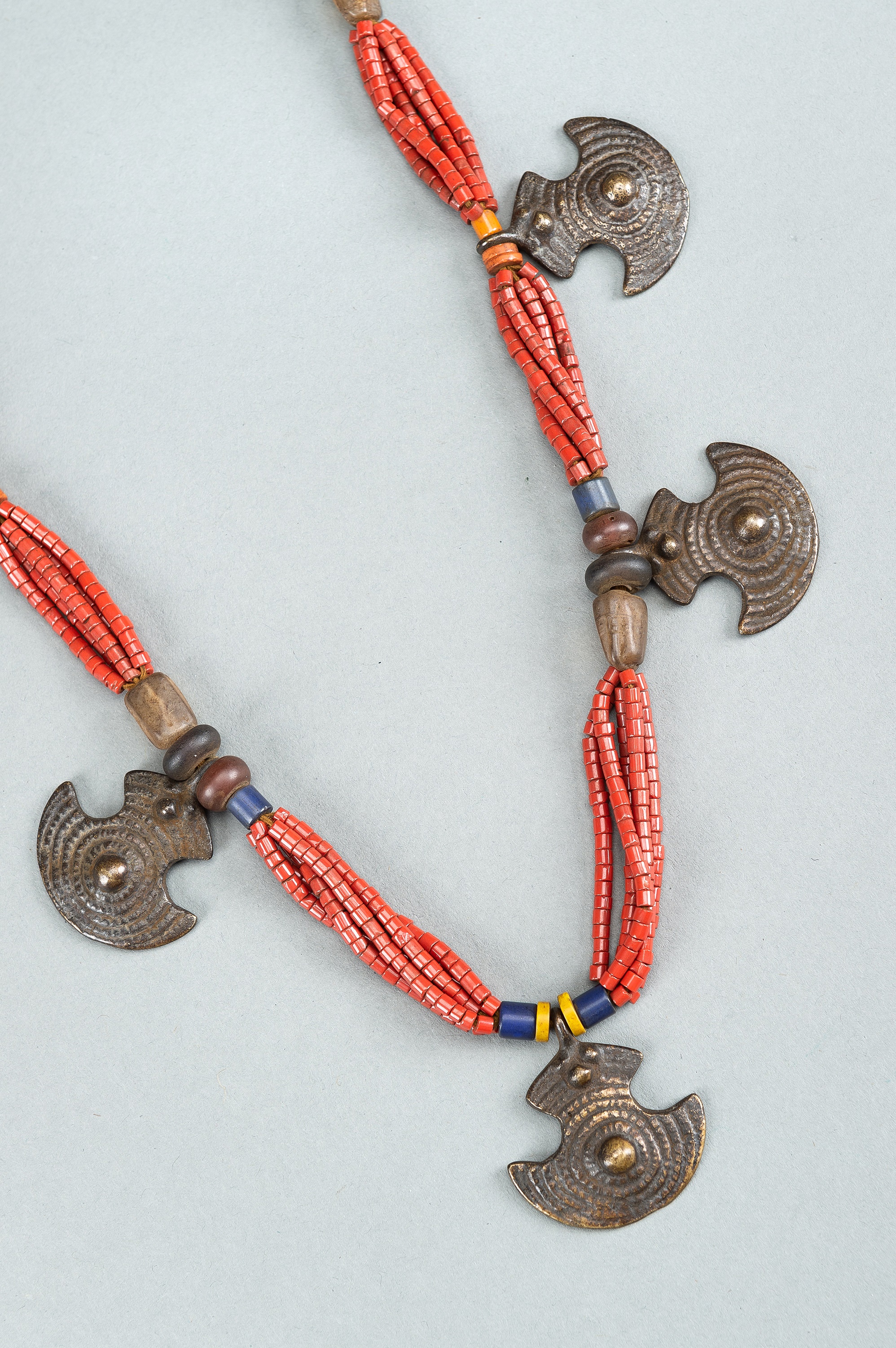 A NAGALAND MULTI-COLORED GLASS AND BRASS NECKLACE, c. 1900s - Image 7 of 11