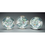 A SET OF THREE FAMILLE VERTE PORCELAIN DISHES, QING