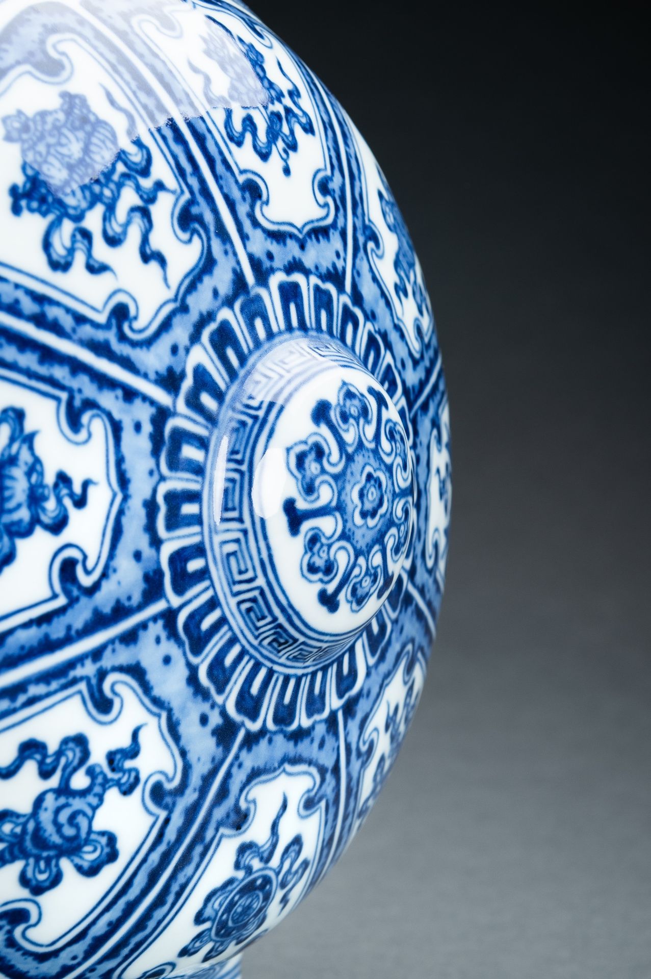 A BLUE AND WHITE 'BAJIXIANG' PORCELAIN MOONFLASK VASE - Image 7 of 17