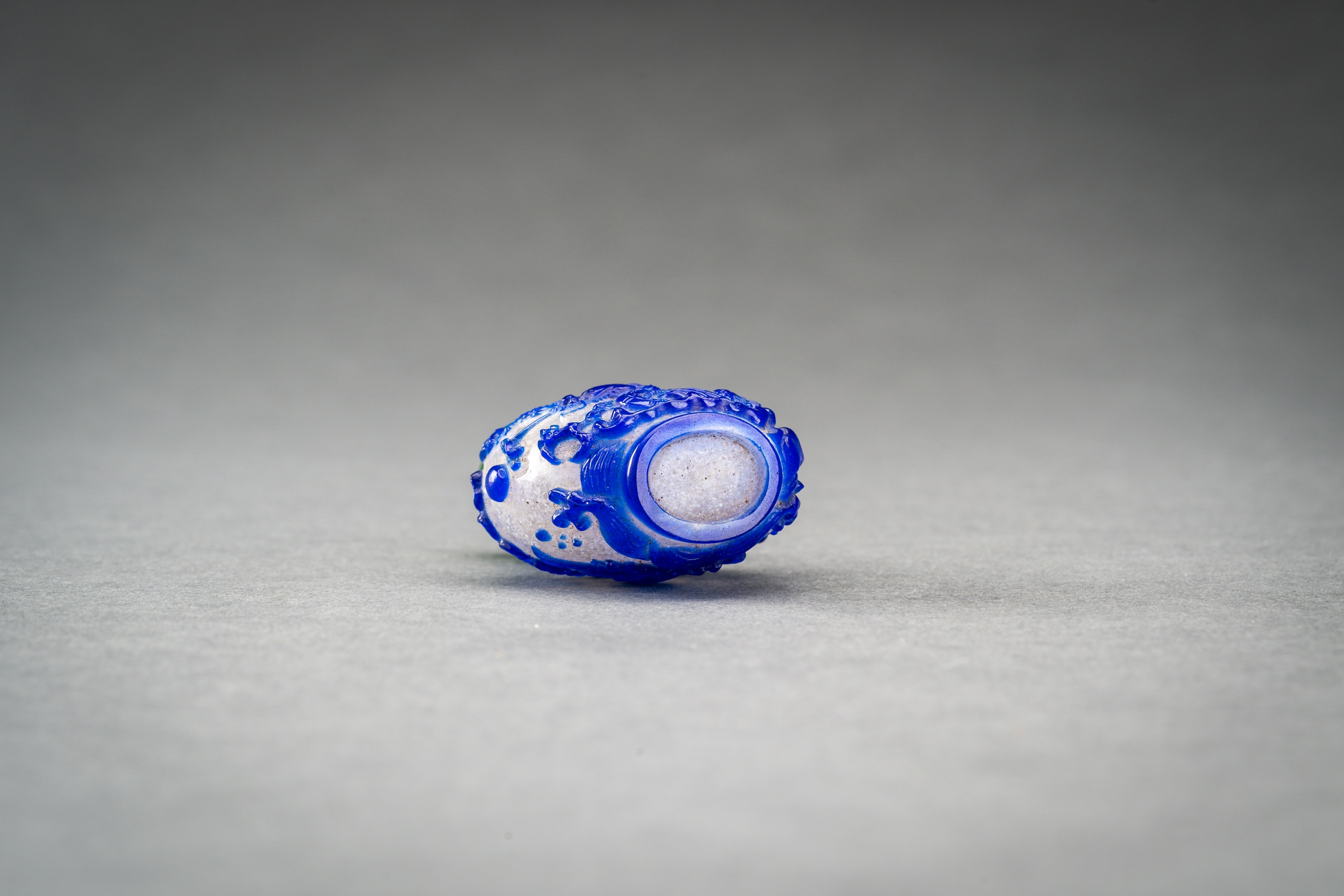 A BLUE OVERLAY 'SNOWFLAKE' GLASS SNUFF BOTTLE - Image 6 of 6